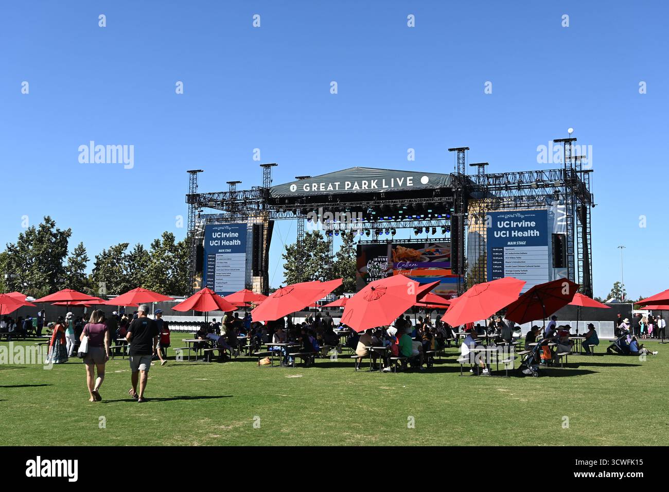 IRVINE, KALIFORNIEN - 11. OCT 2025: Great Park Live Stage beim Irvine Global Village Festival, eine jährliche Veranstaltung zur Feier der vielfältigen Stadt Stockfoto