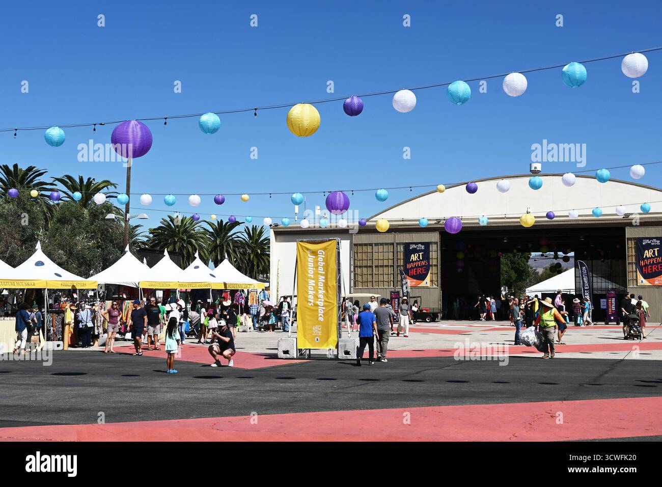 IRVINE, KALIFORNIEN - 11. OCT 2025: The Hangar and Art Happes Here und The Global Marketplace beim Irvine Global Village Festival, eine jährliche Veranstaltung zu Stockfoto