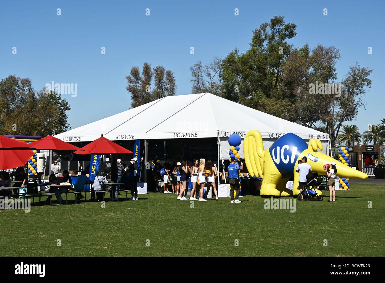 IRVINE, KALIFORNIEN - 11. OCT 2025: Die University of California Irvine, UCI, Zelt beim Irvine Global Village Festival eine jährliche Veranstaltung zu feiern Stockfoto