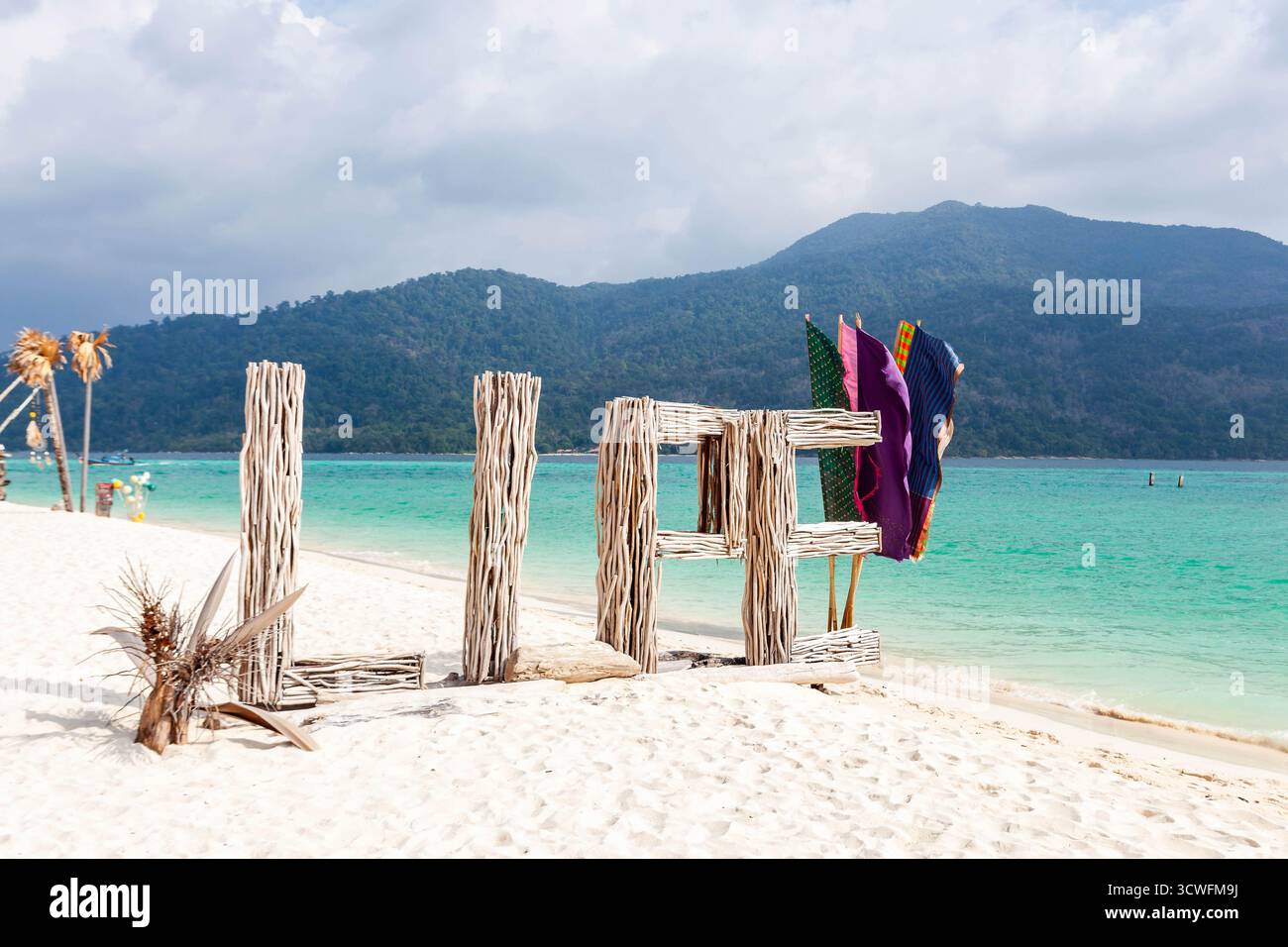 LIPE Schild Installation an einem tropischen Strand mit der Andamanensee und Koh Adang im Hintergrund, Koh Lipe, Thailand. Stockfoto