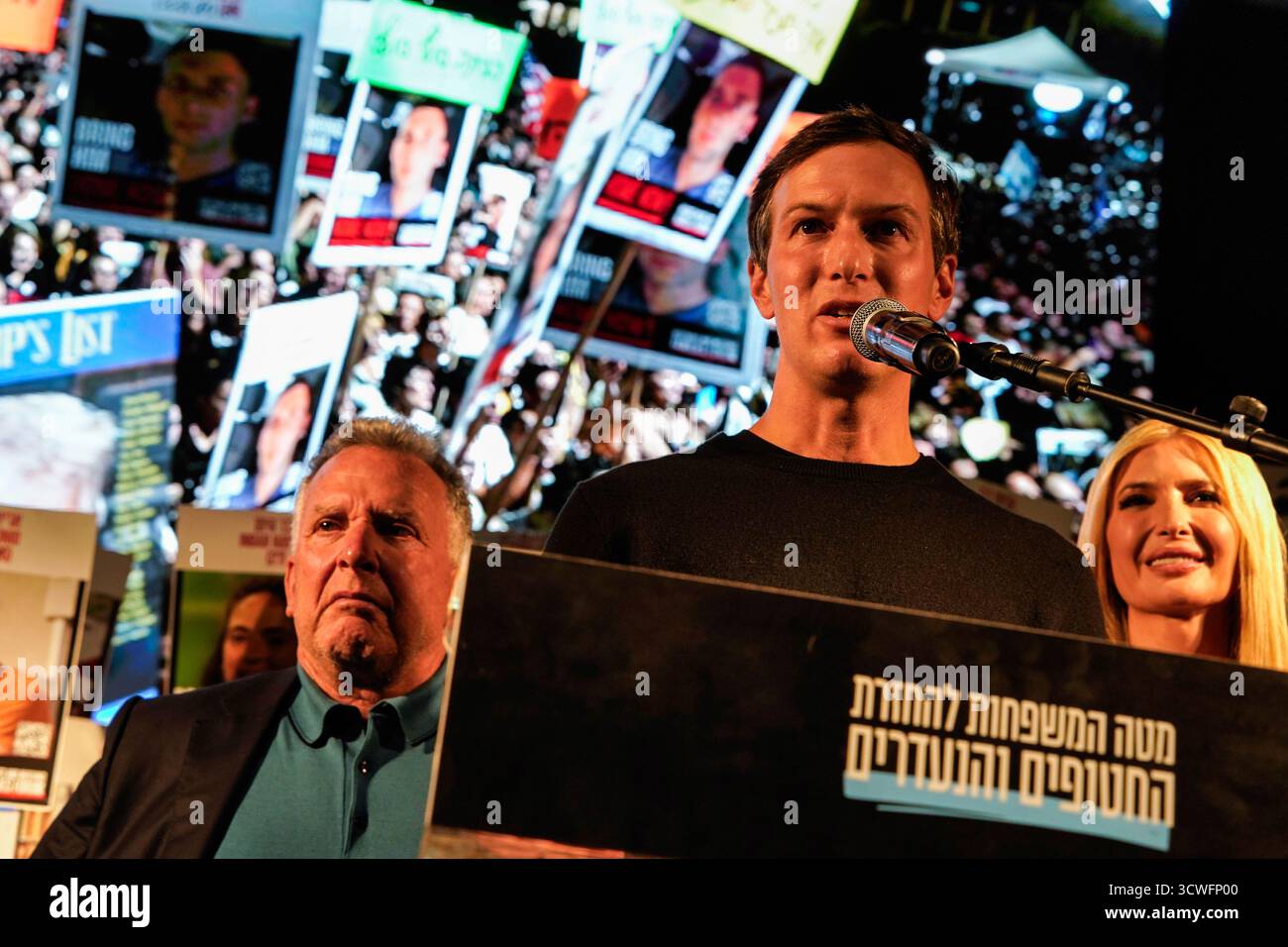 Der ehemalige Senior Advisor des Präsidenten der Vereinigten Staaten, Jared Kushner, spricht während der Demonstration zu den Menschenmassen auf der Bühne auf dem Geiselplatz. Die Israelis nahmen an der wöchentlichen Demonstration teil, in der die Freilassung von 48 israelischen Geiseln gefordert wurde, die sich seit über zwei Jahren in Gefangenschaft der Hamas in Gaza befinden. Diesmal ging es darum, US-Präsident Trump und seinem Team für eine Einigung zu danken, die den Krieg beenden und alle Geiseln nach Hause bringen wird. Unter den Rednern waren Steve Witkoff, der US-Sondergesandte für den Nahen Osten, Jared Kushner, ehemaliger Senior Advisor des US-Präsidenten und auch die Pres Stockfoto