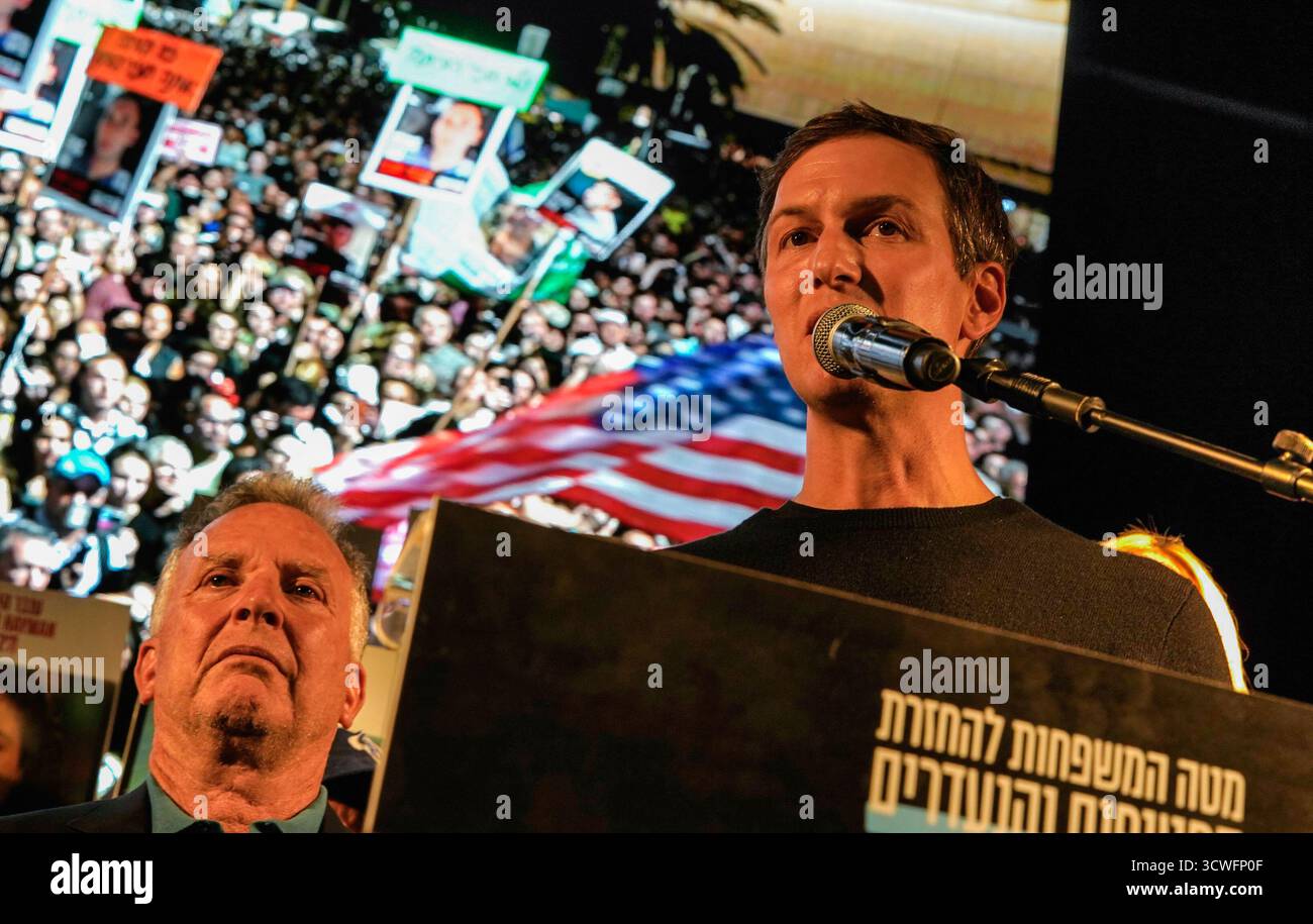 Der ehemalige Senior Advisor des Präsidenten der Vereinigten Staaten, Jared Kushner, spricht während der Demonstration zu den Menschenmassen auf der Bühne auf dem Geiselplatz. Die Israelis nahmen an der wöchentlichen Demonstration teil, in der die Freilassung von 48 israelischen Geiseln gefordert wurde, die sich seit über zwei Jahren in Gefangenschaft der Hamas in Gaza befinden. Diesmal ging es darum, US-Präsident Trump und seinem Team für eine Einigung zu danken, die den Krieg beenden und alle Geiseln nach Hause bringen wird. Unter den Rednern waren Steve Witkoff, der US-Sondergesandte für den Nahen Osten, Jared Kushner, ehemaliger Senior Advisor des US-Präsidenten und auch die Pres Stockfoto