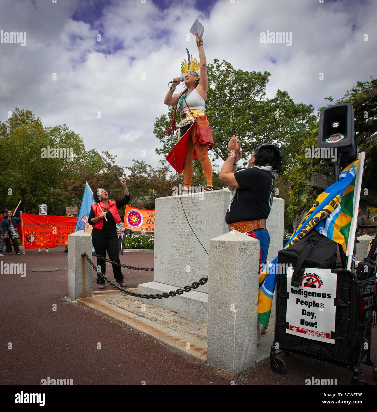Boston, Massachusetts, USA. 11. Oktober 2025. März zum Tag der indigenen Völker. Chali’Naru Dones, Vereinigte Konföderation der Taino, sprach während er auf dem Sockel an der Boston Waterfront stand, wo eine Statue von Christoph Kolumbus stand, bis sie 2020 von der Stadt entfernt wurde. Die jährliche Demonstration seit 2016 unterstützt die Umstellung des US-Bundesfeiertags von Columbus auf den Tag der indigenen Völker. Der Kolumbus-Tag wird am zweiten Montag im Oktober gefeiert. Stockfoto