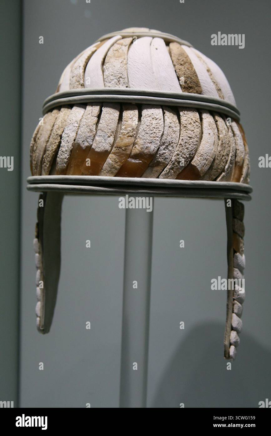 Kretischer Wildschweinhelm mit Wangenschutz. Artefakt/Ausstellung 1450–1300 v. Chr. im Archäologischen Museum von Heraklion Kreta Griechenland Stockfoto