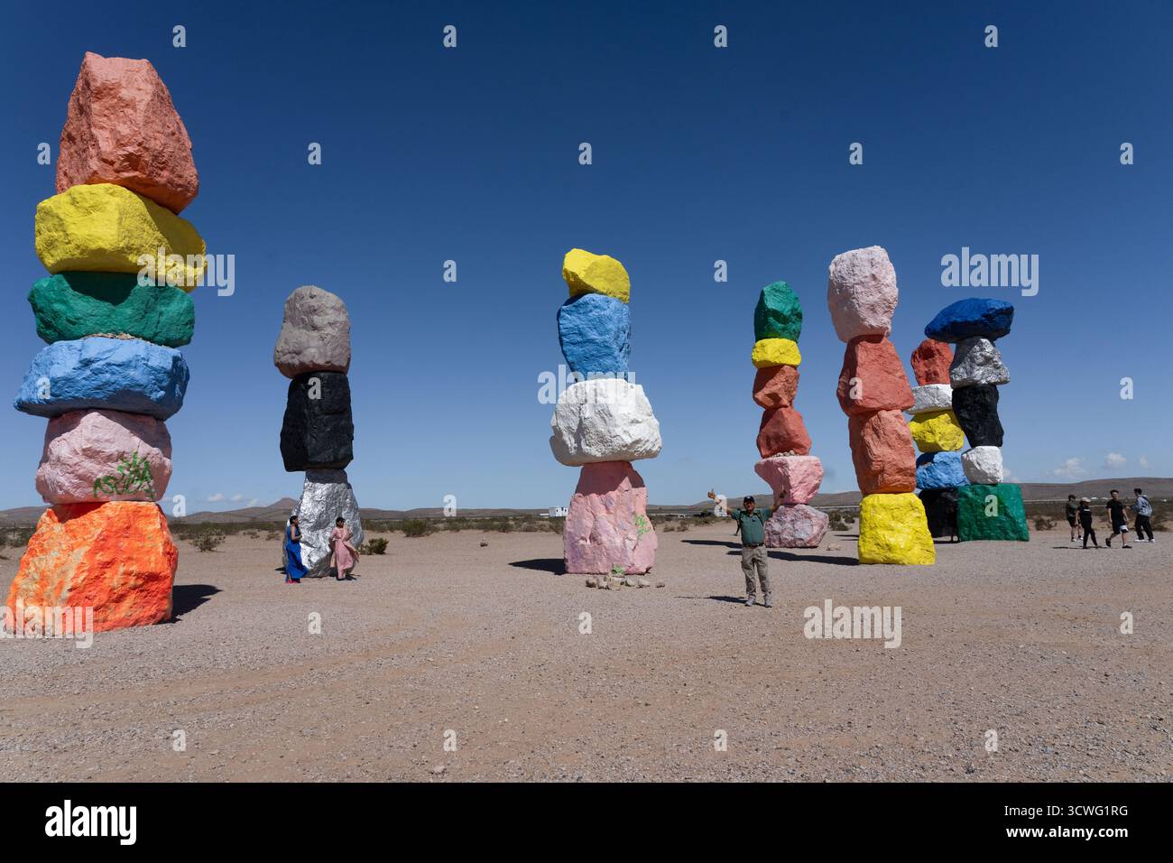 Seven Magic Mountains, Las Vegas, Nevada ist eine öffentliche Kunstinstallation des Schweizer Künstlers Ugo Rondinome Stockfoto