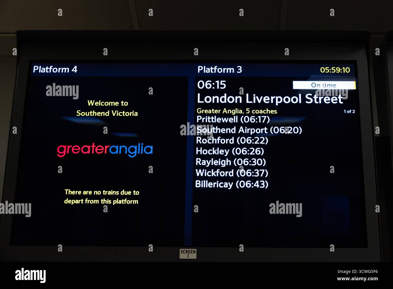 Southend on Sea, Essex, Großbritannien. Oktober 2025. Die Abfahrt von Southend Victoria um 06:15 Uhr in Richtung London ist der erste Zug, der in öffentlichem Eigentum des Greater Anglia-Netzes auf dieser Strecke betrieben wird. Greater Anglia wird schließlich Teil der Great British Railways werden, die die Regierung in den kommenden Jahren einrichten will. Der andere örtliche Eisenbahnbetreiber C2C wurde im Juli verstaatlicht und wird in das Netz Greater Anglia integriert. Der Zug fuhr pünktlich ab. Stockfoto