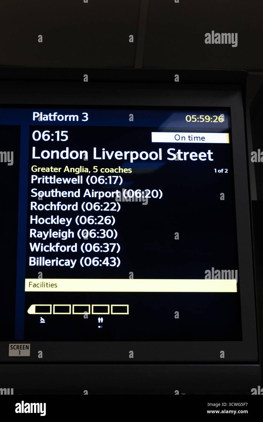 Southend on Sea, Essex, Großbritannien. Oktober 2025. Die Abfahrt von Southend Victoria um 06:15 Uhr in Richtung London ist der erste Zug, der in öffentlichem Eigentum des Greater Anglia-Netzes auf dieser Strecke betrieben wird. Greater Anglia wird schließlich Teil der Great British Railways werden, die die Regierung in den kommenden Jahren einrichten will. Der andere örtliche Eisenbahnbetreiber C2C wurde im Juli verstaatlicht und wird in das Netz Greater Anglia integriert. Der Zug fuhr pünktlich ab. Stockfoto
