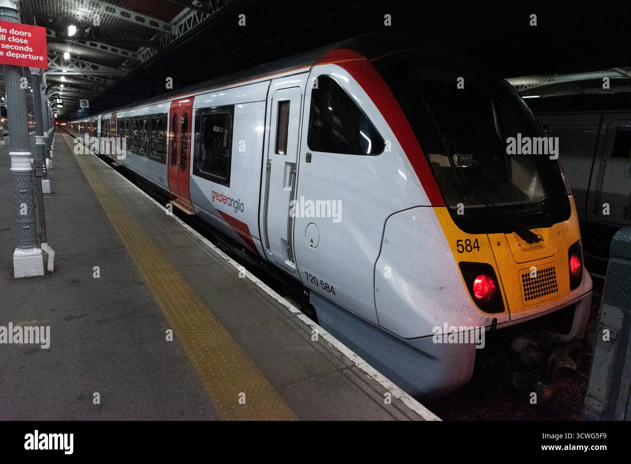 Southend on Sea, Essex, Großbritannien. Oktober 2025. Die Abfahrt von Southend Victoria um 06:15 Uhr in Richtung London ist der erste Zug, der in öffentlichem Eigentum des Greater Anglia-Netzes auf dieser Strecke betrieben wird. Greater Anglia wird schließlich Teil der Great British Railways werden, die die Regierung in den kommenden Jahren einrichten will. Der andere örtliche Eisenbahnbetreiber C2C wurde im Juli verstaatlicht und wird in das Netz Greater Anglia integriert. Der Zug fuhr pünktlich ab. Stockfoto