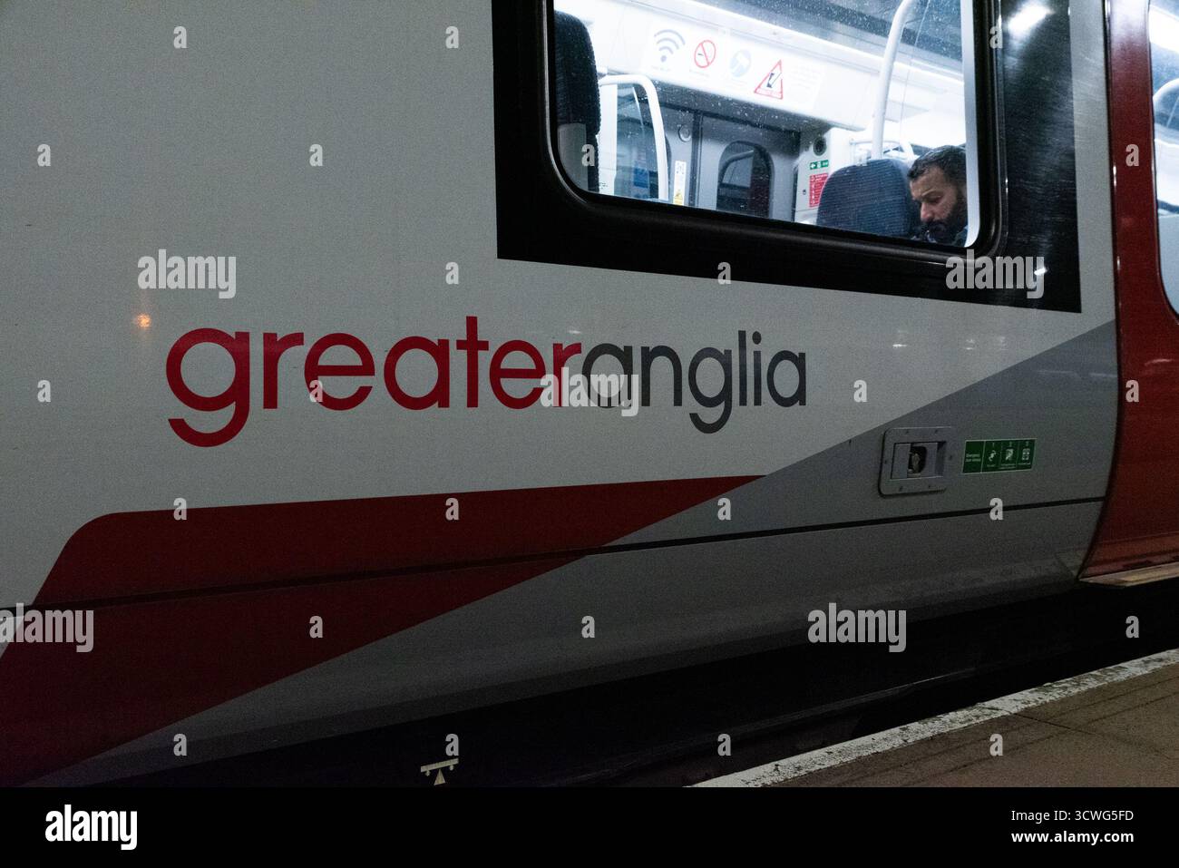 Southend on Sea, Essex, Großbritannien. Oktober 2025. Die Abfahrt von Southend Victoria um 06:15 Uhr in Richtung London ist der erste Zug, der in öffentlichem Eigentum des Greater Anglia-Netzes auf dieser Strecke betrieben wird. Greater Anglia wird schließlich Teil der Great British Railways werden, die die Regierung in den kommenden Jahren einrichten will. Der andere örtliche Eisenbahnbetreiber C2C wurde im Juli verstaatlicht und wird in das Netz Greater Anglia integriert. Der Zug fuhr pünktlich ab. Stockfoto