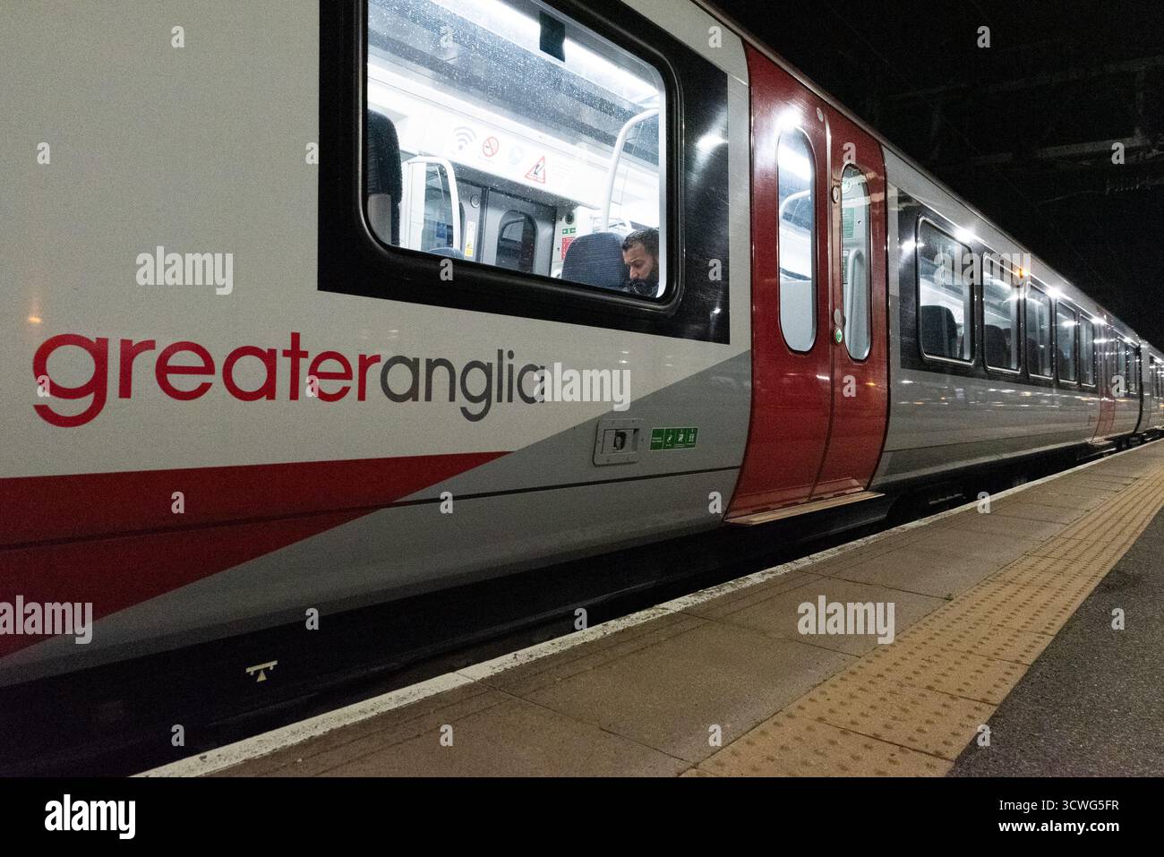Southend on Sea, Essex, Großbritannien. Oktober 2025. Die Abfahrt von Southend Victoria um 06:15 Uhr in Richtung London ist der erste Zug, der in öffentlichem Eigentum des Greater Anglia-Netzes auf dieser Strecke betrieben wird. Greater Anglia wird schließlich Teil der Great British Railways werden, die die Regierung in den kommenden Jahren einrichten will. Der andere örtliche Eisenbahnbetreiber C2C wurde im Juli verstaatlicht und wird in das Netz Greater Anglia integriert. Der Zug fuhr pünktlich ab. Stockfoto