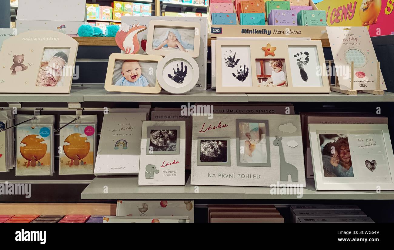 Tschechische Republik, Jihlava, 09.10.2025: Verschiedene Bilderrahmen für Babys, Handabdruck-Kits und Erinnerungsstücke für Neugeborene werden in einem Ladenregal ausgestellt Stockfoto