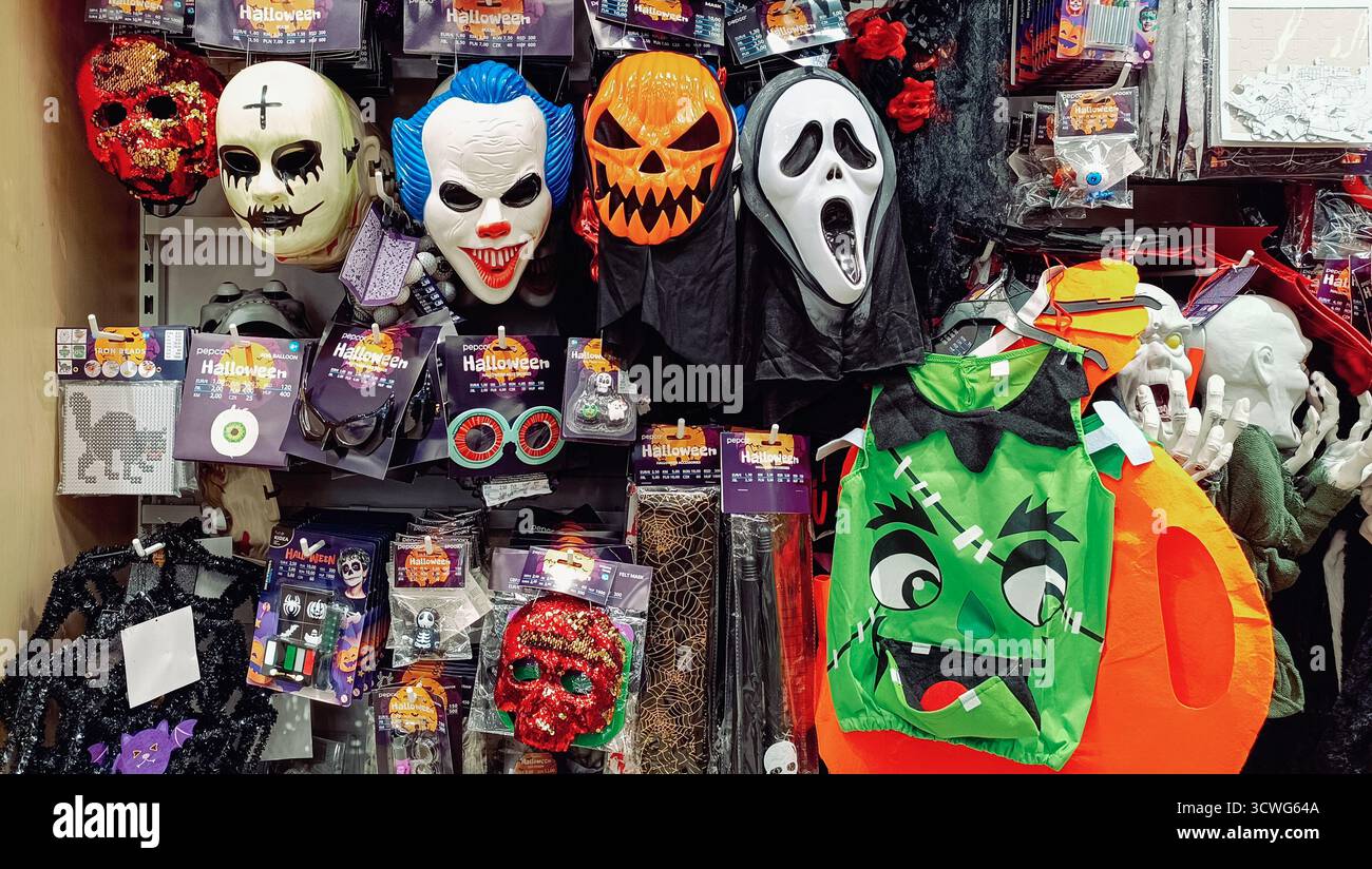 Tschechische Republik, Jihlava, 10.10.2025: Eine lebendige Ladenpräsentation mit Halloween-Masken, gruseligen Kostümen und Dekorationen mit Schädeln, Kürbissen, Stockfoto