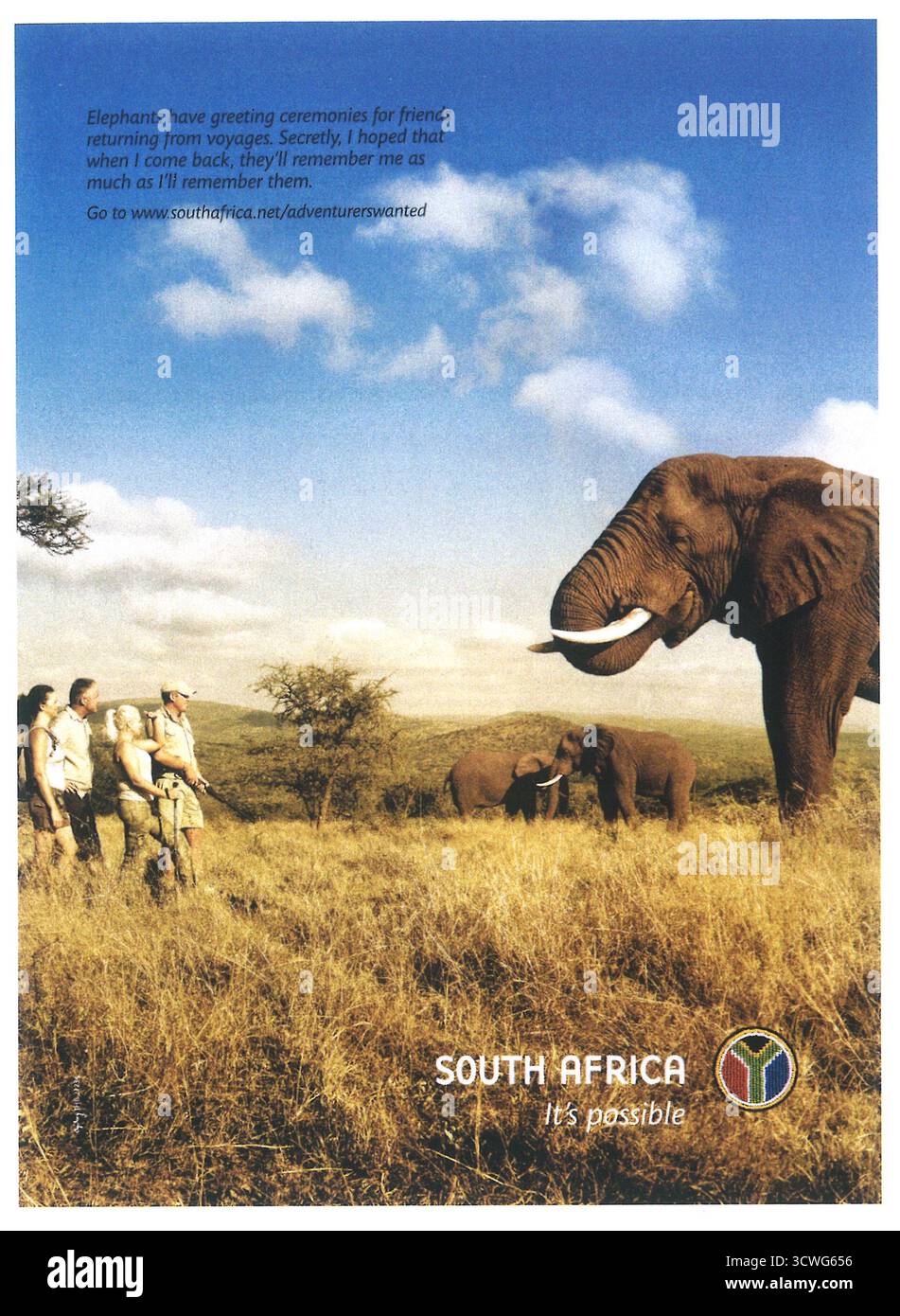 2009 Tourismuswerbung in Südafrika mit einem großen Elefanten, bekannt als „Tusker“, auf einem Feld mit einer Gruppe von Menschen Stockfoto