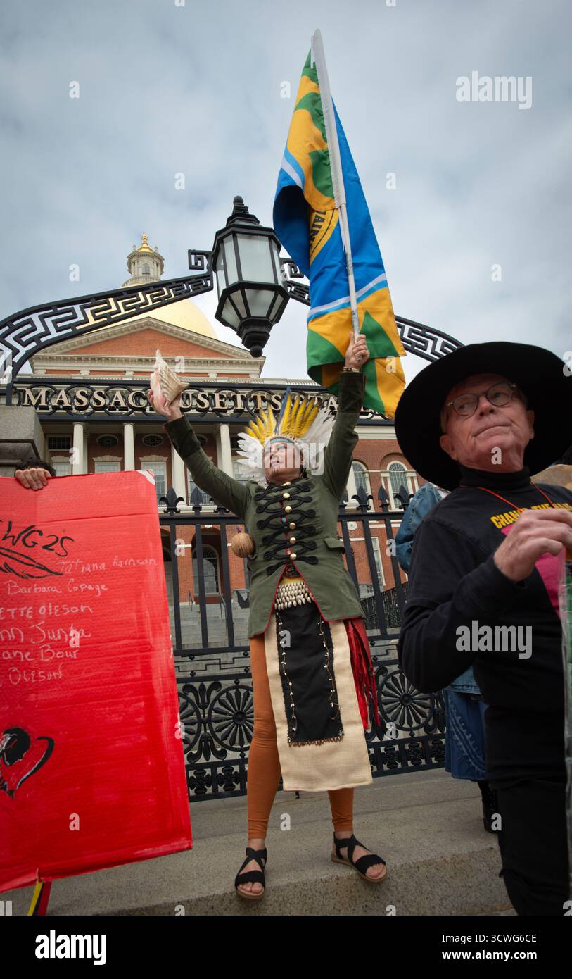 Boston, Massachusetts, USA. 11. Oktober 2025. März zum Tag der indigenen Völker. Chali'Naru Dones, Vereinigte Konföderation der Taino, am Tor des Haupteingangs zum Massachusetts State House am Boston. Die jährliche Demonstration seit 2016 unterstützt die Umstellung des US-Bundesfeiertags von Columbus auf den Tag der indigenen Völker. Der Columbus Day wird am zweiten Montag im Oktober gefeiert. Credit: Chuck Nacke / Alamy Live News Stockfoto