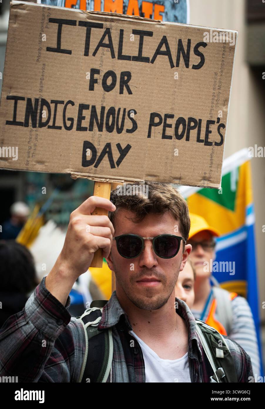 Boston, Massachusetts, USA. 11. Oktober 2025. März zum Tag der indigenen Völker. Ein Kaukasier hält während der jährlichen Demonstration seit 2016 ein handgeschriebenes Schild, das die Änderung des US-Bundesfeiertags des Columbus Day in den Tag der Indigenen Völker unterstützt. Der Columbus Day wird am zweiten Montag im Oktober gefeiert. Credit: Chuck Nacke / Alamy Live News Stockfoto