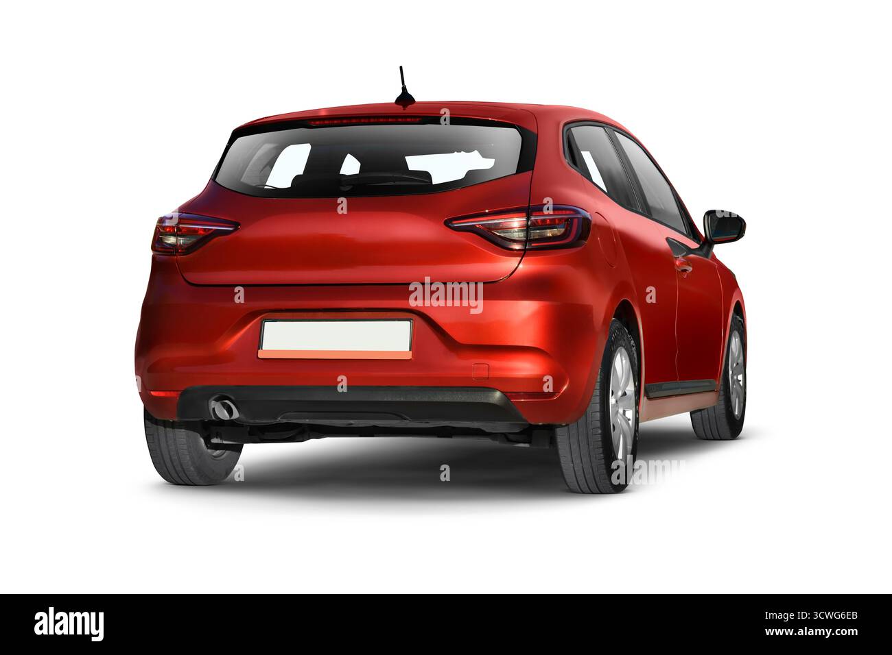 Studio-Aufnahme eines modernen Heckbaggers vor einem makellos weißen Hintergrund, der das moderne Design der Rückseite des Fahrzeugs unterstreicht. Stockfoto