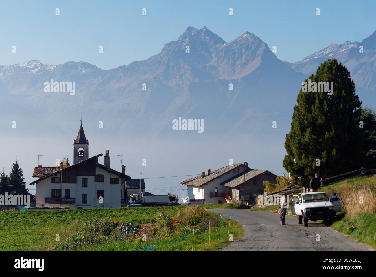 Idyllisches Bergdorf mit Lignan und italienischen Alpen mit Abholung neben Gemüsegrundstücken. Region Aostatal, NW Italien. Oktober 2025 Stockfoto