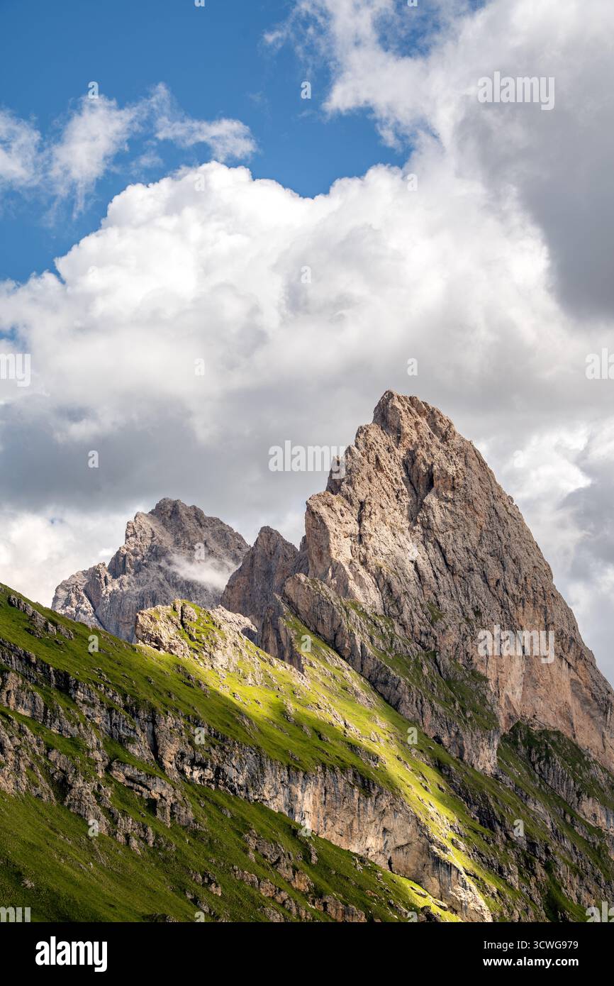 Dramatischer Gipfel von Gran Fermeda und Sass Rigais, der sich in Gröden in den italienischen Dolomiten scharf gegen einen teilweise bewölkten Himmel erhebt Stockfoto