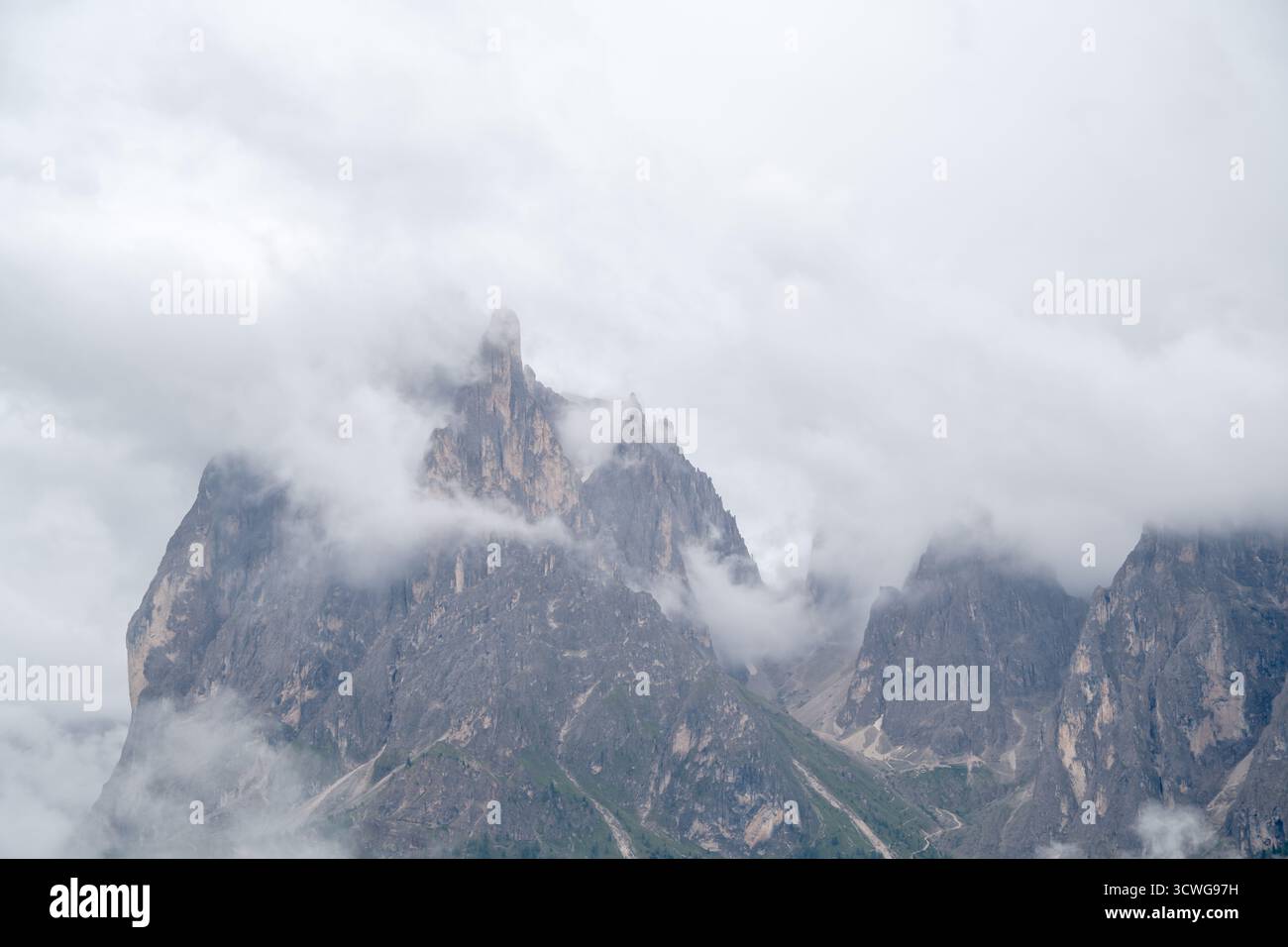 Langkofel dramatische Berggipfel-Landschaft in den italienischen Dolomiten, bedeckt von niedrigen Wolken Stockfoto