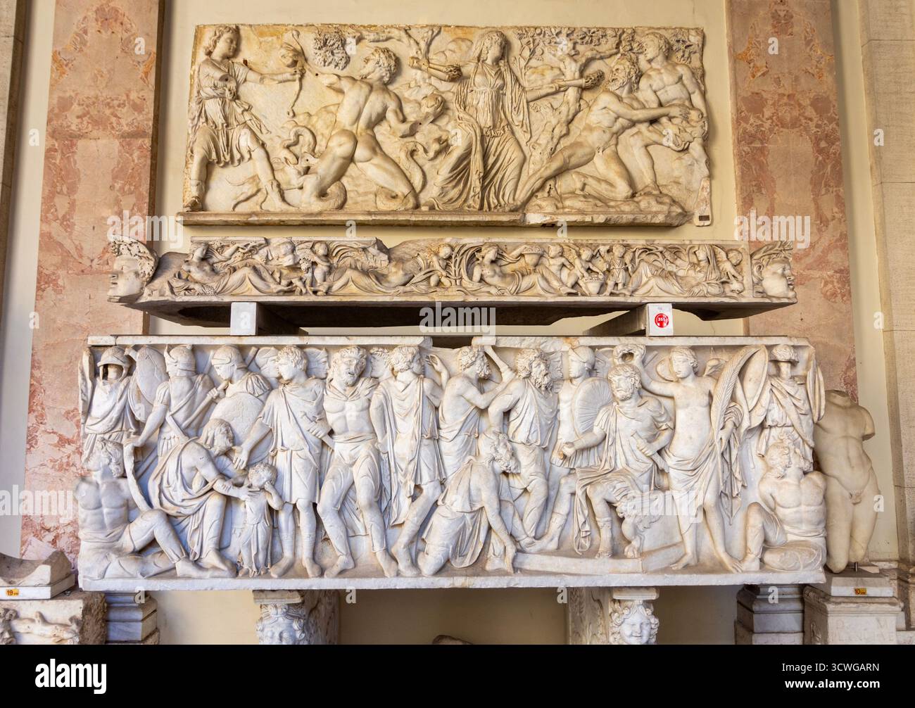 Antike römische Marmorsarkophage mit Schnitzereien im Museo Pio-Clementino, Vatikanmuseum. Stockfoto