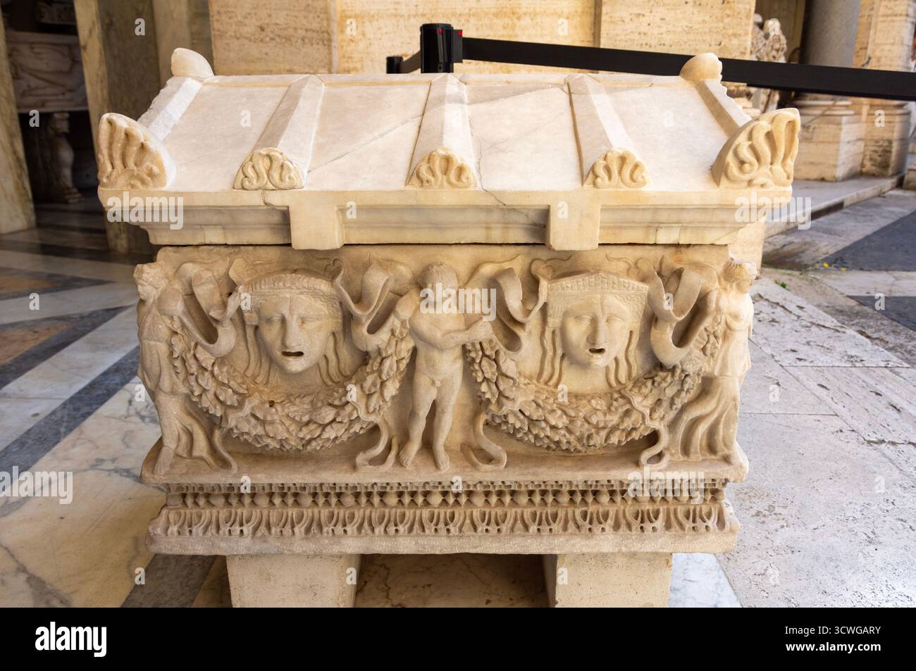 Antike römische Marmorsarkophage mit Schnitzereien im Museo Pio-Clementino, Vatikanmuseum. Stockfoto