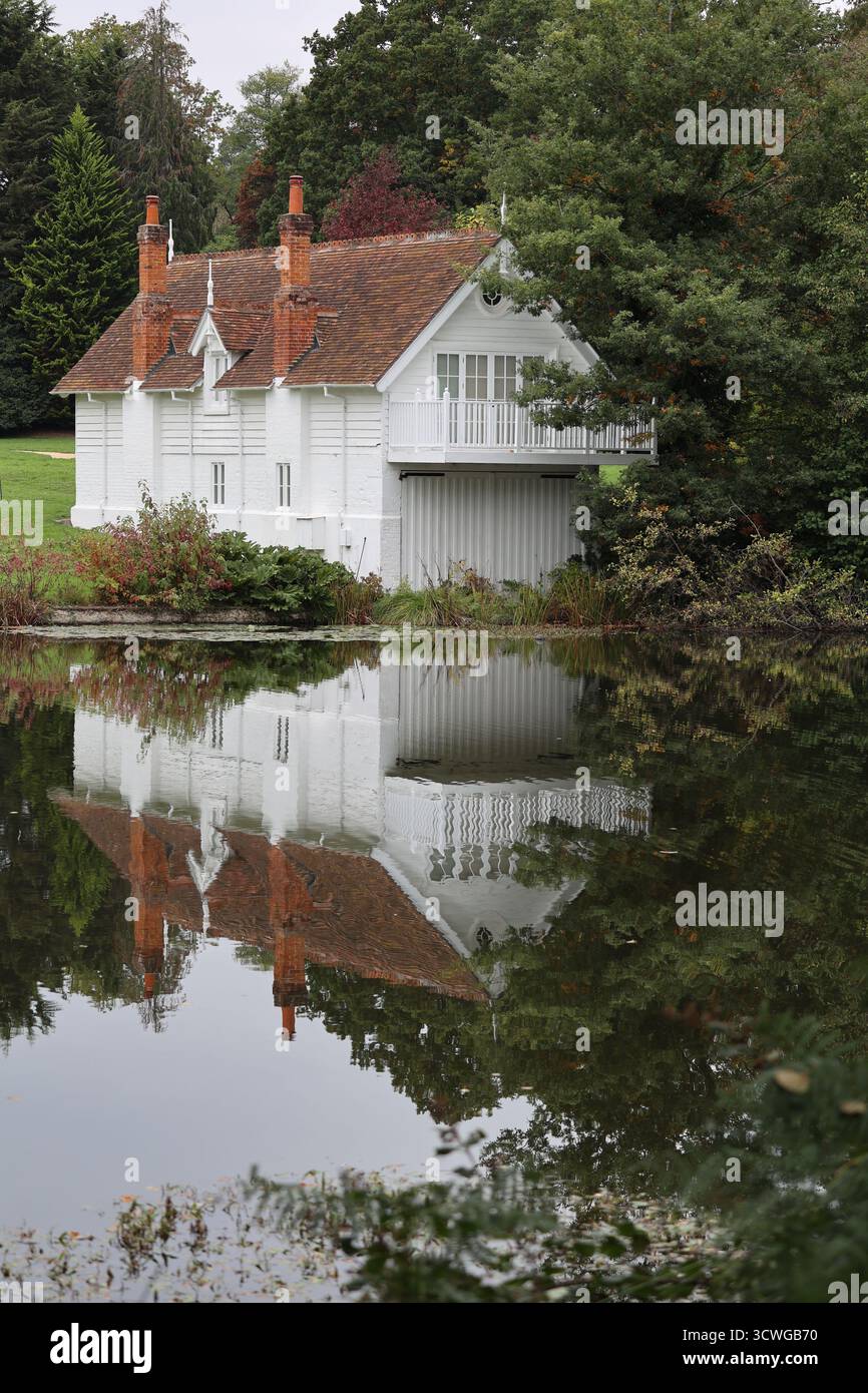 Blick auf den See bei Virginia Water, Surrey, England Stockfoto