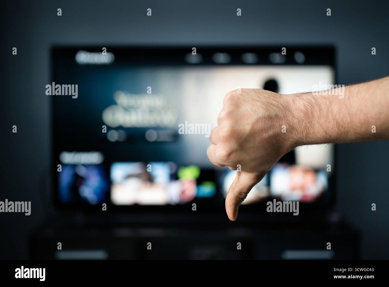 Schlechter Film. Filmkritiker beim fernsehen. Daumen nach unten, Abneigung. Stream-Service. Abonnement stornieren. Negatives Feedback. Video-on-Demand, VOD. Stockfoto