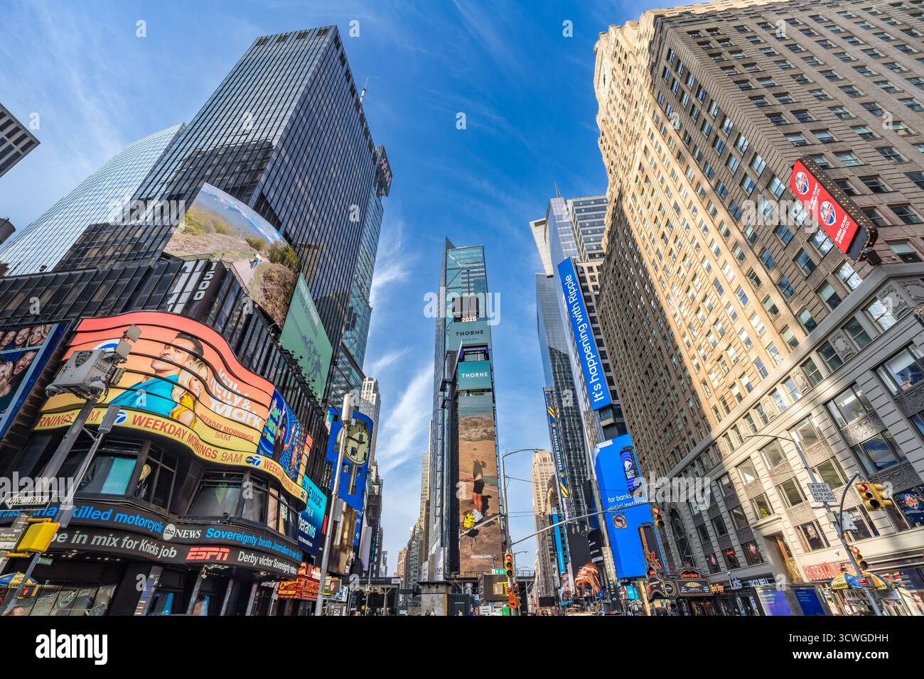 One Times Square Tower mit digitalen Werbetafeln und umliegenden Wolkenkratzern an der Kreuzung von Broadway und 7th Avenue, Manhattan, New York City, U Stockfoto