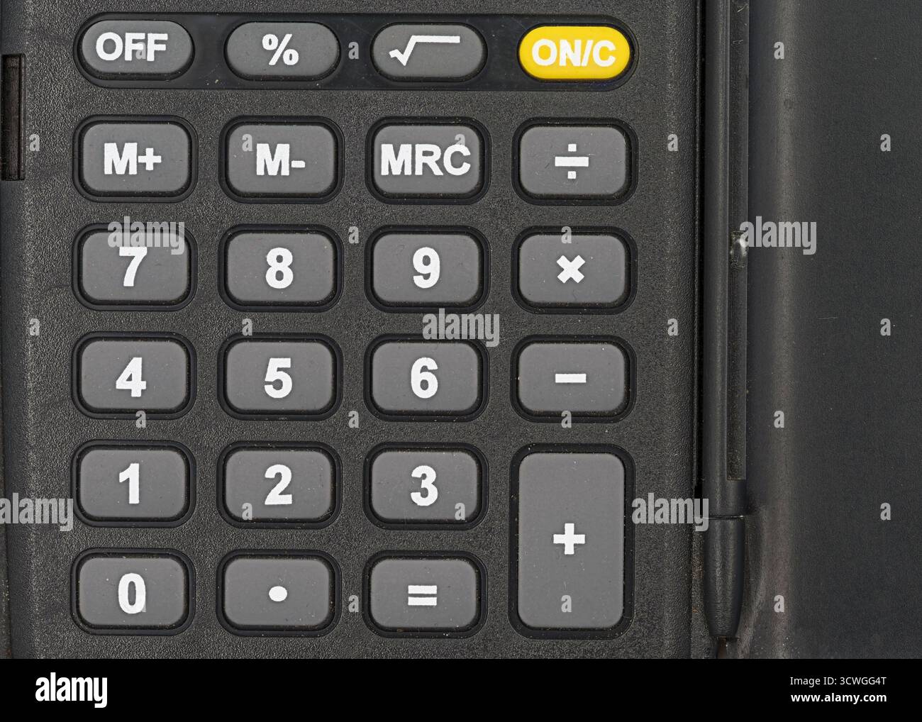 Nahansicht eines Taschenrechners mit numerischer Tastatur und Funktionstasten. Die Tasten umfassen Addition, Subtraktion und Speicherfunktionen für e Stockfoto