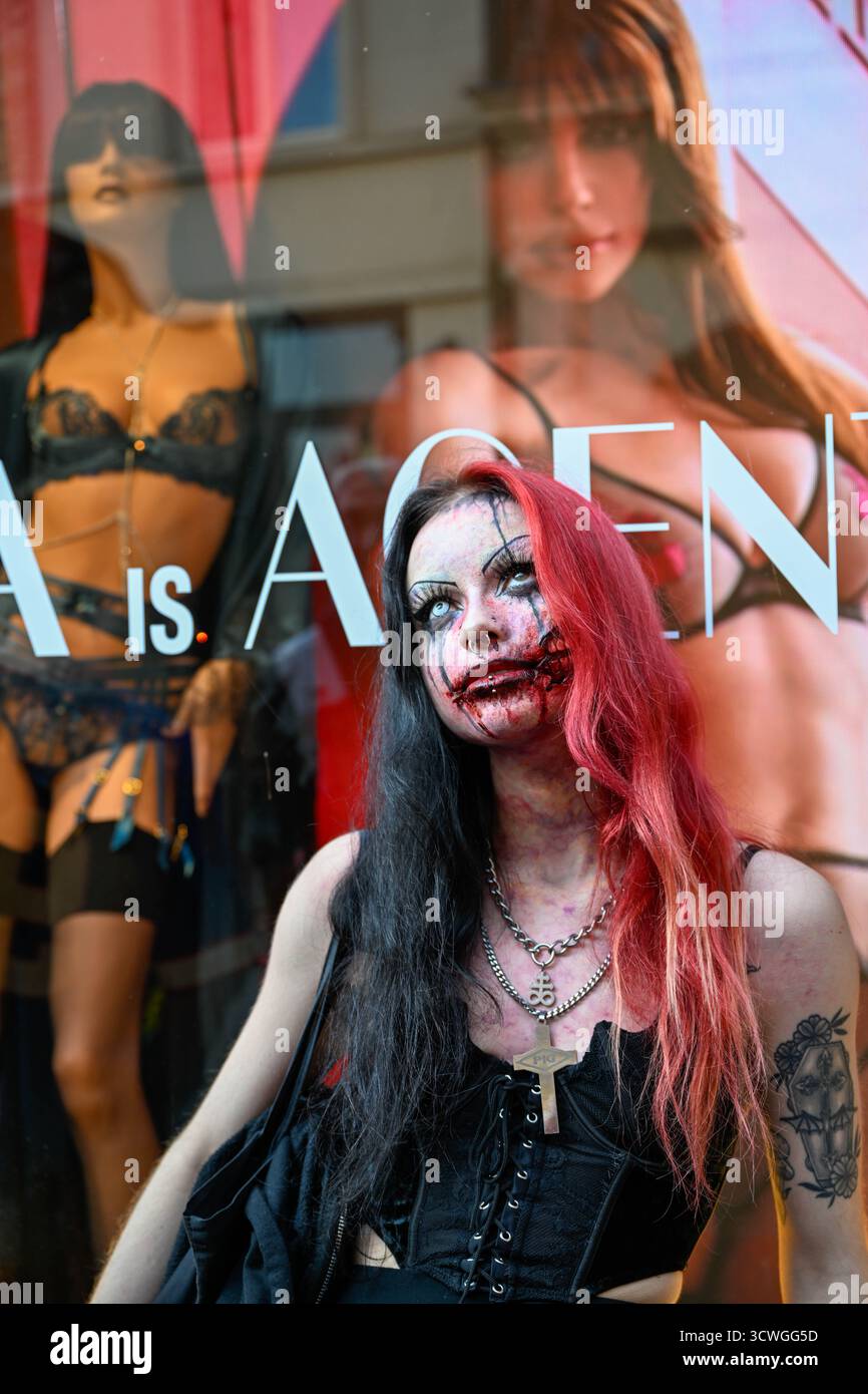 London, UK, 11. Oktober 2025: Der Zombie-Tag zieht Teilnehmer von Wohltätigkeitsorganisationen an, die durch das Zentrum von London laufen, um die St Mungo's Wohltätigkeitsorganisation Monkey Butler Images/Alamy Live News zu besuchen Stockfoto