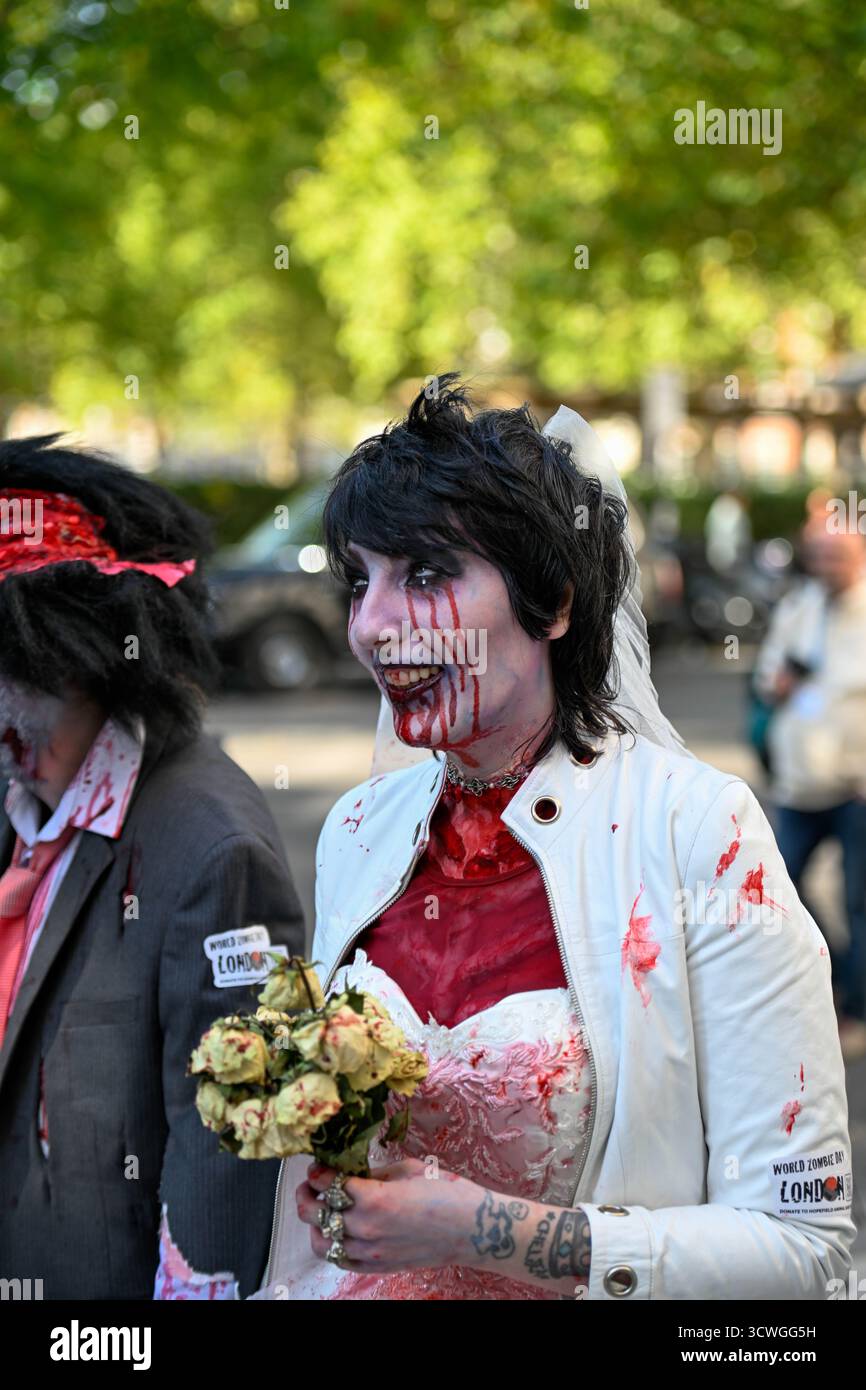 London, UK, 11. Oktober 2025: Der Zombie-Tag zieht Teilnehmer von Wohltätigkeitsorganisationen an, die durch das Zentrum von London laufen, um die St Mungo's Wohltätigkeitsorganisation Monkey Butler Images/Alamy Live News zu besuchen Stockfoto