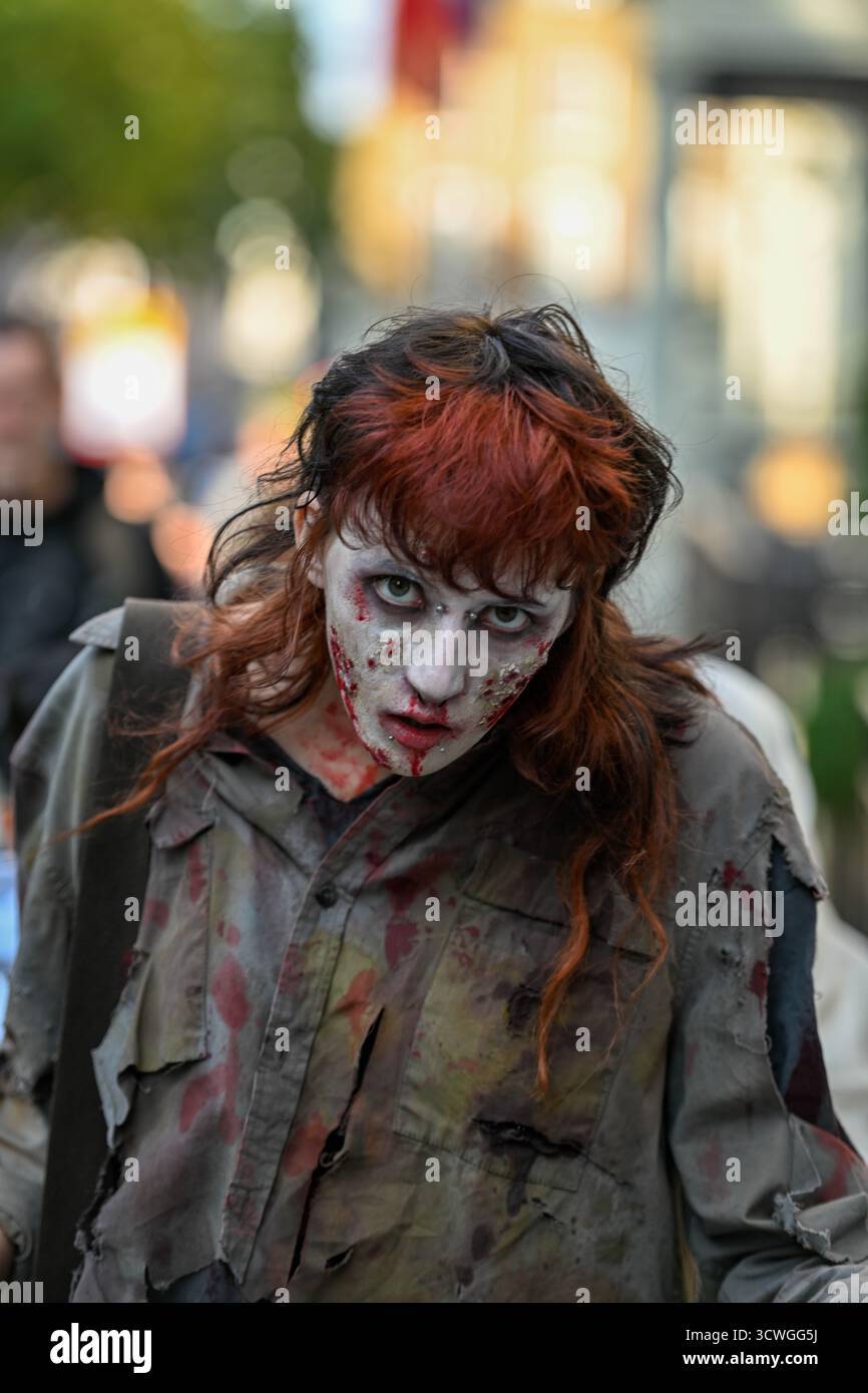 London, UK, 11. Oktober 2025: Der Zombie-Tag zieht Teilnehmer von Wohltätigkeitsorganisationen an, die durch das Zentrum von London laufen, um die St Mungo's Wohltätigkeitsorganisation Monkey Butler Images/Alamy Live News zu besuchen Stockfoto