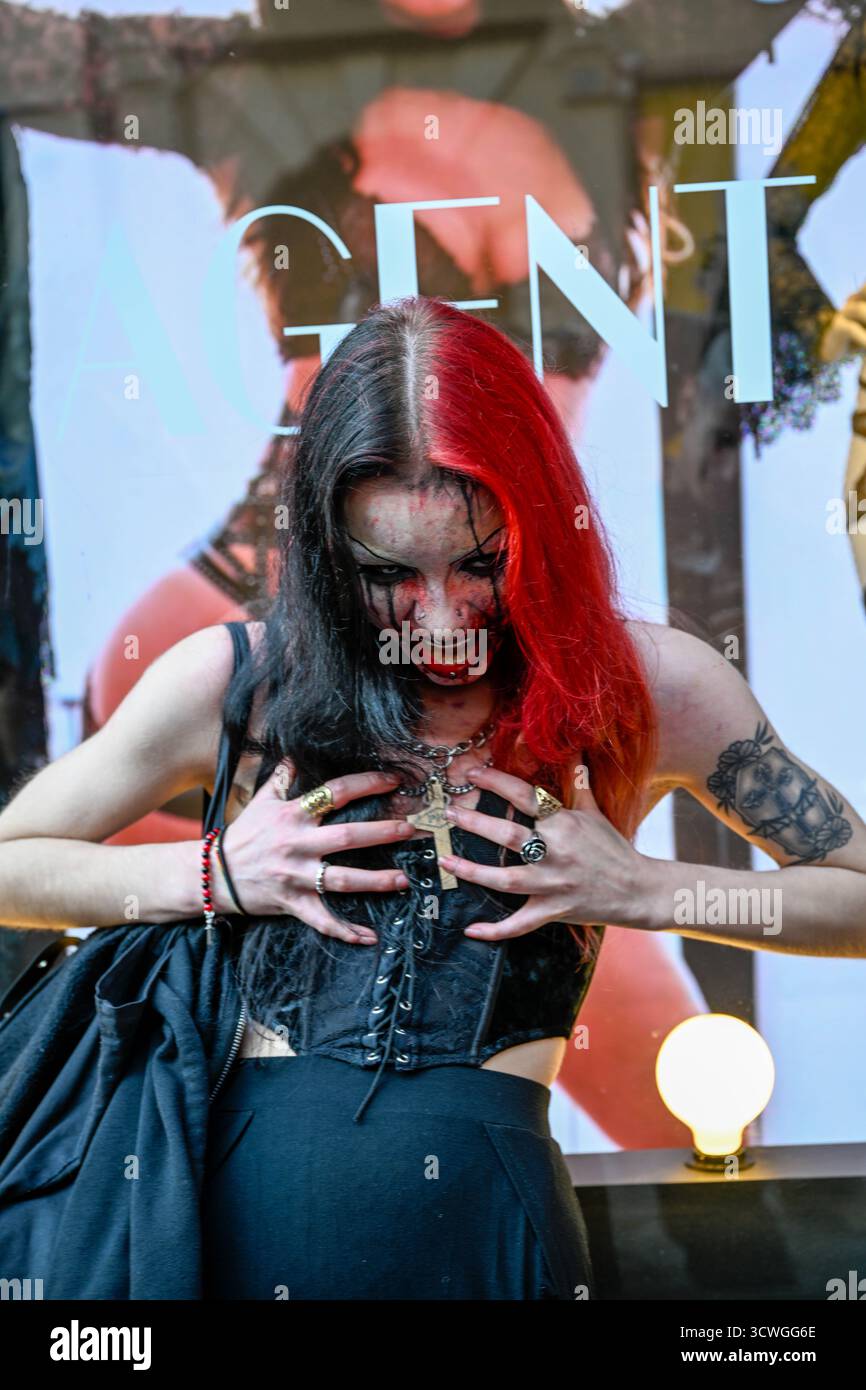 London, UK, 11. Oktober 2025: Der Zombie-Tag zieht Teilnehmer von Wohltätigkeitsorganisationen an, die durch das Zentrum von London laufen, um die St Mungo's Wohltätigkeitsorganisation Monkey Butler Images/Alamy Live News zu besuchen Stockfoto