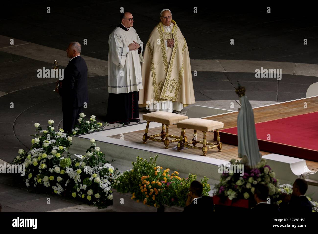 Rom, Italien. Oktober 2025. Papst Leo XIV. Steht der Marienwache auf dem Petersplatz während des Jubiläums der Marienspiritualität vor Tausenden Gläubigen und Pilgern vor. (Foto: Marco Iacobucci/SOPA Images/SIPA USA) Credit: SIPA US/Alamy Live News Stockfoto
