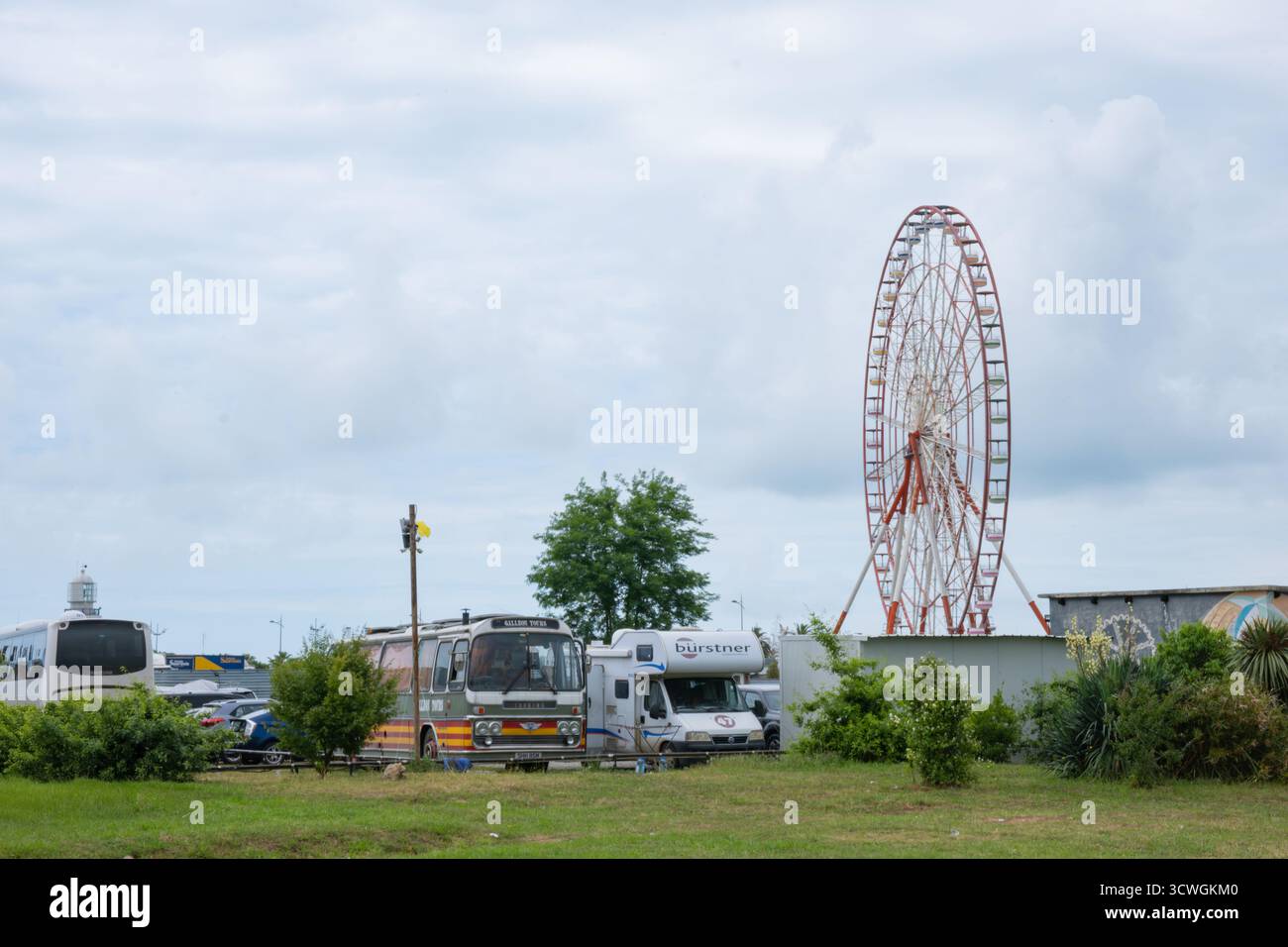 Batumi, Georgia – 18. Juni 2023: Großes Riesenrad in Batumi. Malerische Attraktion am Meer an der georgischen Schwarzmeerküste. Küstenstadt, berühmtes Wahrzeichen Stockfoto