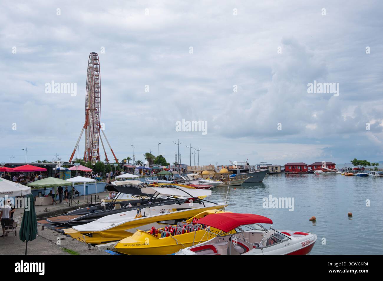 Batumi, Georgia - 18. Juni 2023: Hafen und Riesenrad und Jachthafen von Batumi. Top-Attraktionen an der georgischen Schwarzmeerküste. Malerische Küstenstadt Stockfoto