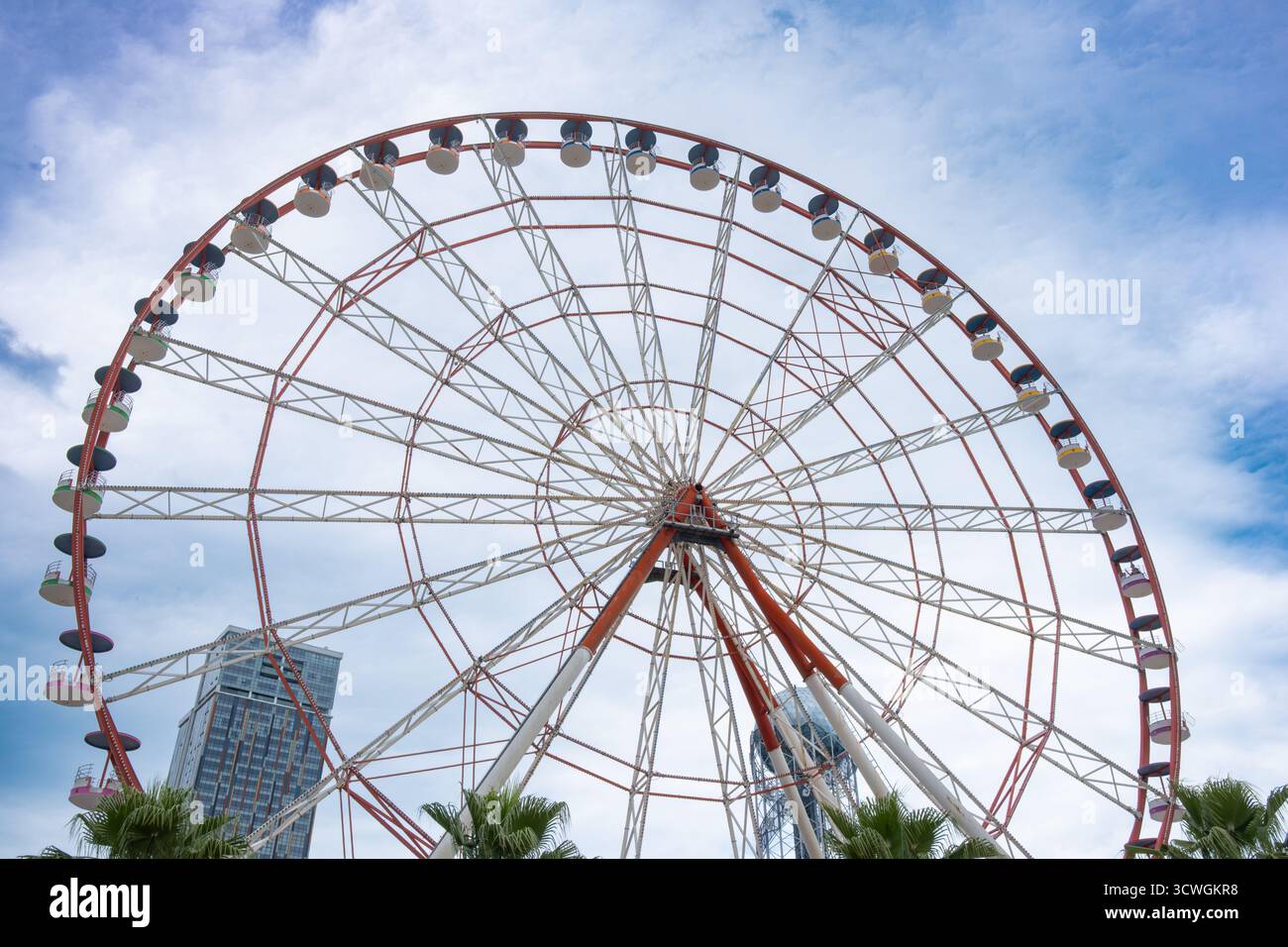 Batumi, Georgia – 18. Juni 2023: Großes Riesenrad in Batumi. Malerische Attraktion am Meer an der georgischen Schwarzmeerküste. Küstenstadt, berühmtes Wahrzeichen Stockfoto