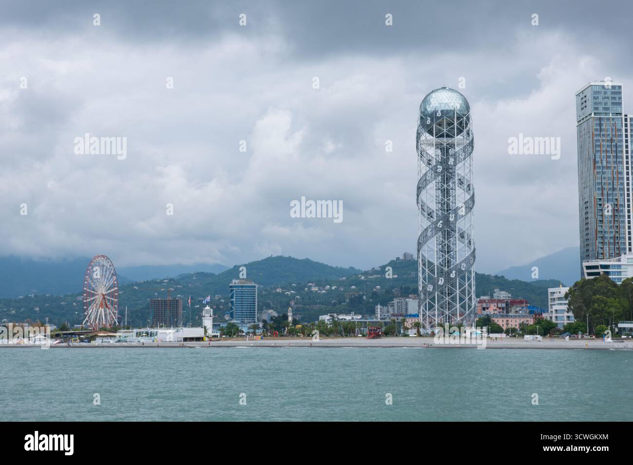 Batumi, Georgia – 18. Juni 2023: Großes Riesenrad in Batumi. Malerische Attraktion am Meer an der georgischen Schwarzmeerküste. Küstenstadt, berühmtes Wahrzeichen Stockfoto