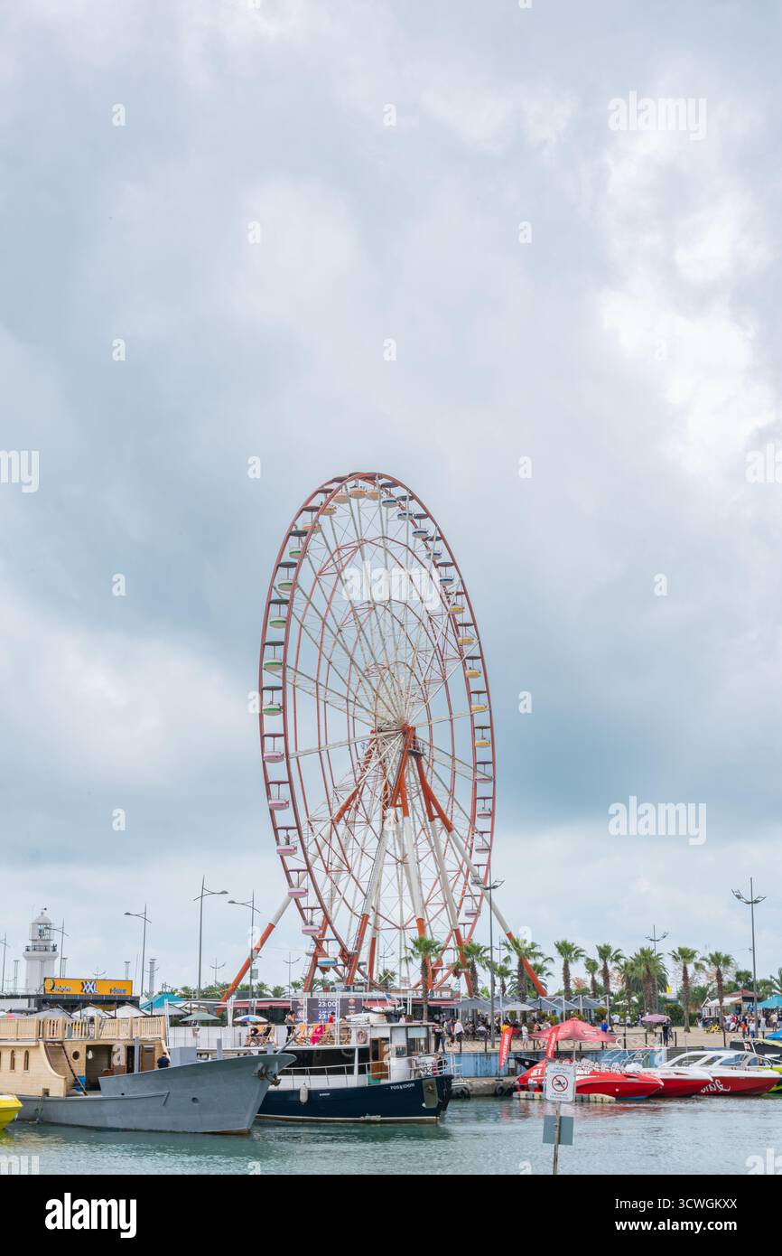 Batumi, Georgia – 18. Juni 2023: Großes Riesenrad in Batumi. Malerische Attraktion am Meer an der georgischen Schwarzmeerküste. Küstenstadt, berühmtes Wahrzeichen Stockfoto