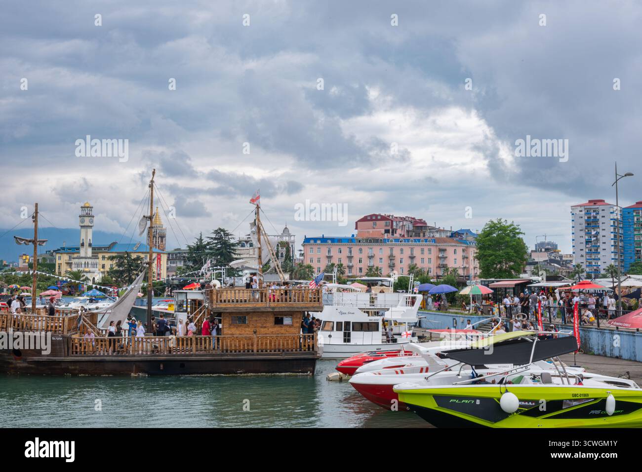 Batumi, Georgia - 18. Juni 2023: Hafen und Riesenrad und Jachthafen von Batumi. Top-Attraktionen an der georgischen Schwarzmeerküste. Malerische Küstenstadt Stockfoto