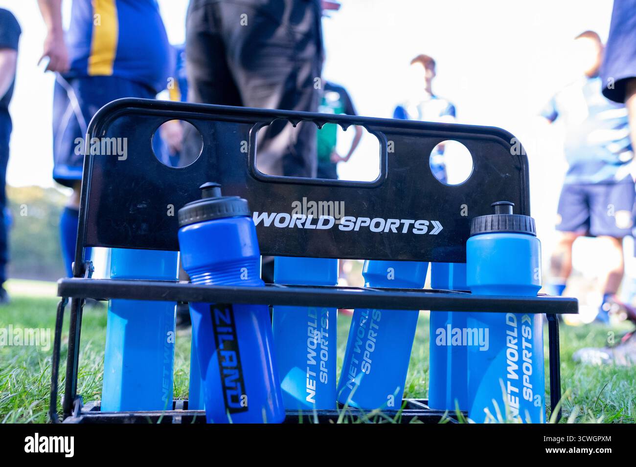 NET World Sports Blue Plastik Trinkflasche oder Trinkflasche für Amateur Rugby union Training auf Vereinsebene. Stockfoto
