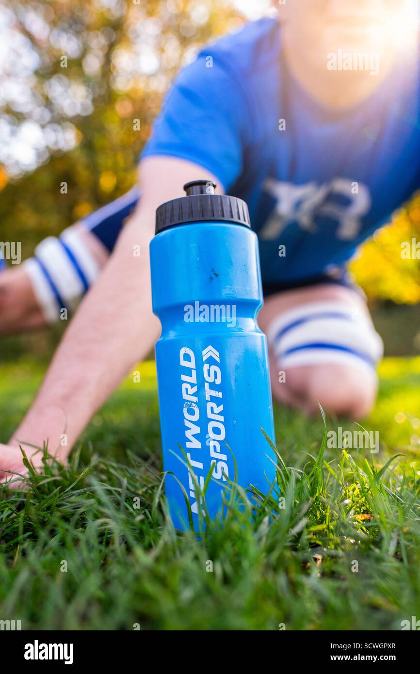 NET World Sports Blue Plastik Trinkflasche oder Trinkflasche für Amateur Rugby union Training auf Vereinsebene. Stockfoto