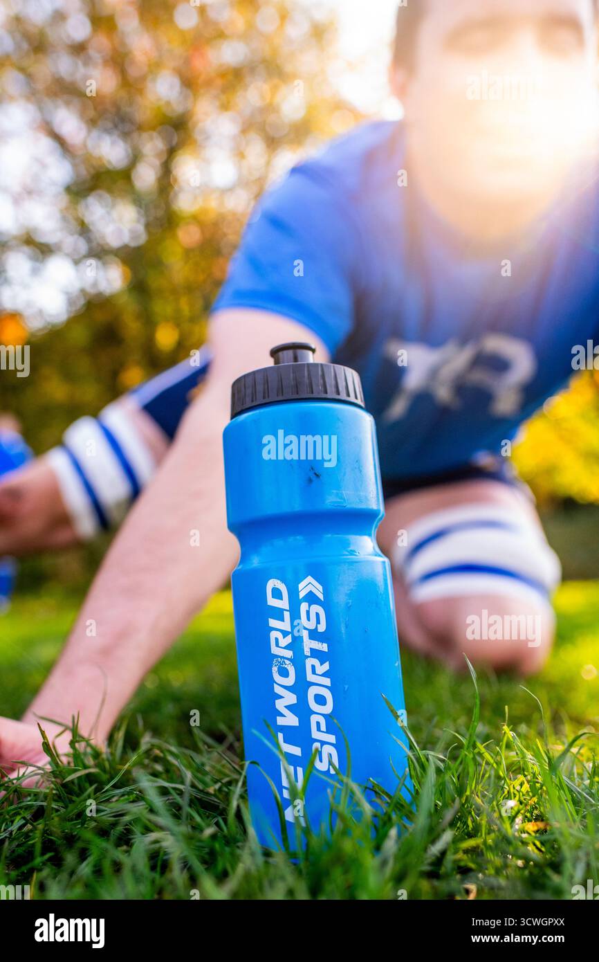 NET World Sports Blue Plastik Trinkflasche oder Trinkflasche für Amateur Rugby union Training auf Vereinsebene. Stockfoto