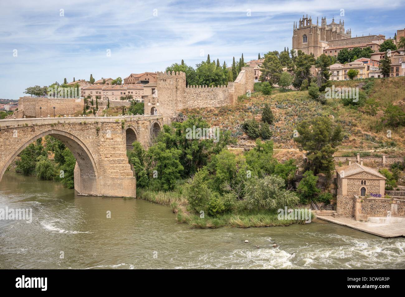 Toledo, Spanien - 9. Mai 2024: Puente de San Martín mit mittelalterlicher Architektur in Toledo. Historische Stadt mit Fluss Tejo in Spanien. Stockfoto