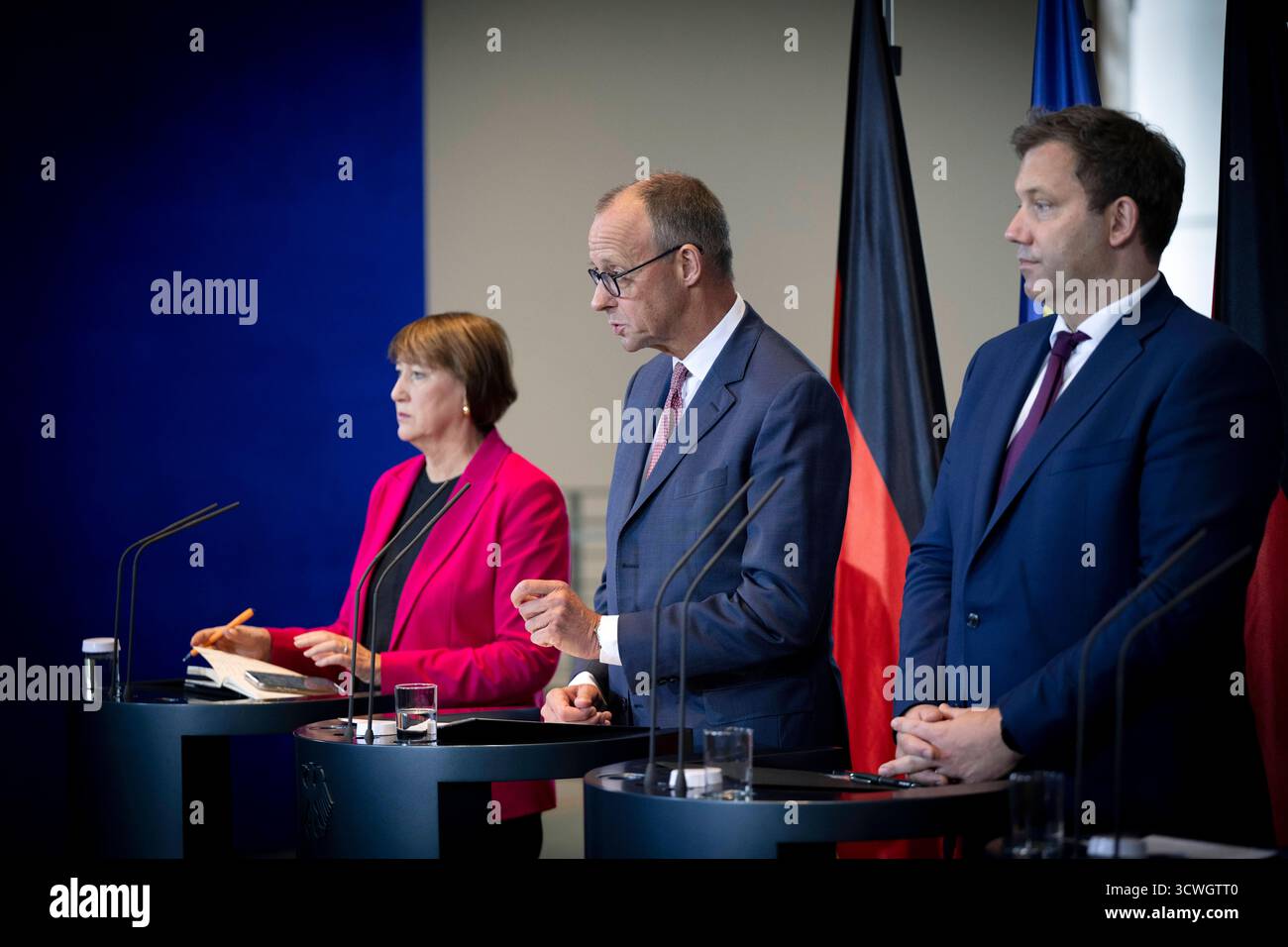 Müller, Merz - Autogipfel DEU, Deutschland, Allemande, Berlin, 09.10.2025 Hildegard Mueller , Müller Praesidentin vom Verband der Automobilindustrie VDA , Friedrich Merz , Bundeskanzler und Vorsitzender der CDU , und Lars Klingbeil , Co-Vorsitzender der SPD Vizekanzler und Bundesfinanzminister v.l.n.r. waehrend der Pressekonferenz nach dem sog. Autogipfel zur Zukunft der deutschen Wirtschaft und der Autoindustrie mit Vertretern der Automobilindustrie und Gewerkschaften im Kanzleramt in Berlin Deutschland en: Hildegard Müller , Präsidentin des Verbandes der Automobilindustrie Stockfoto