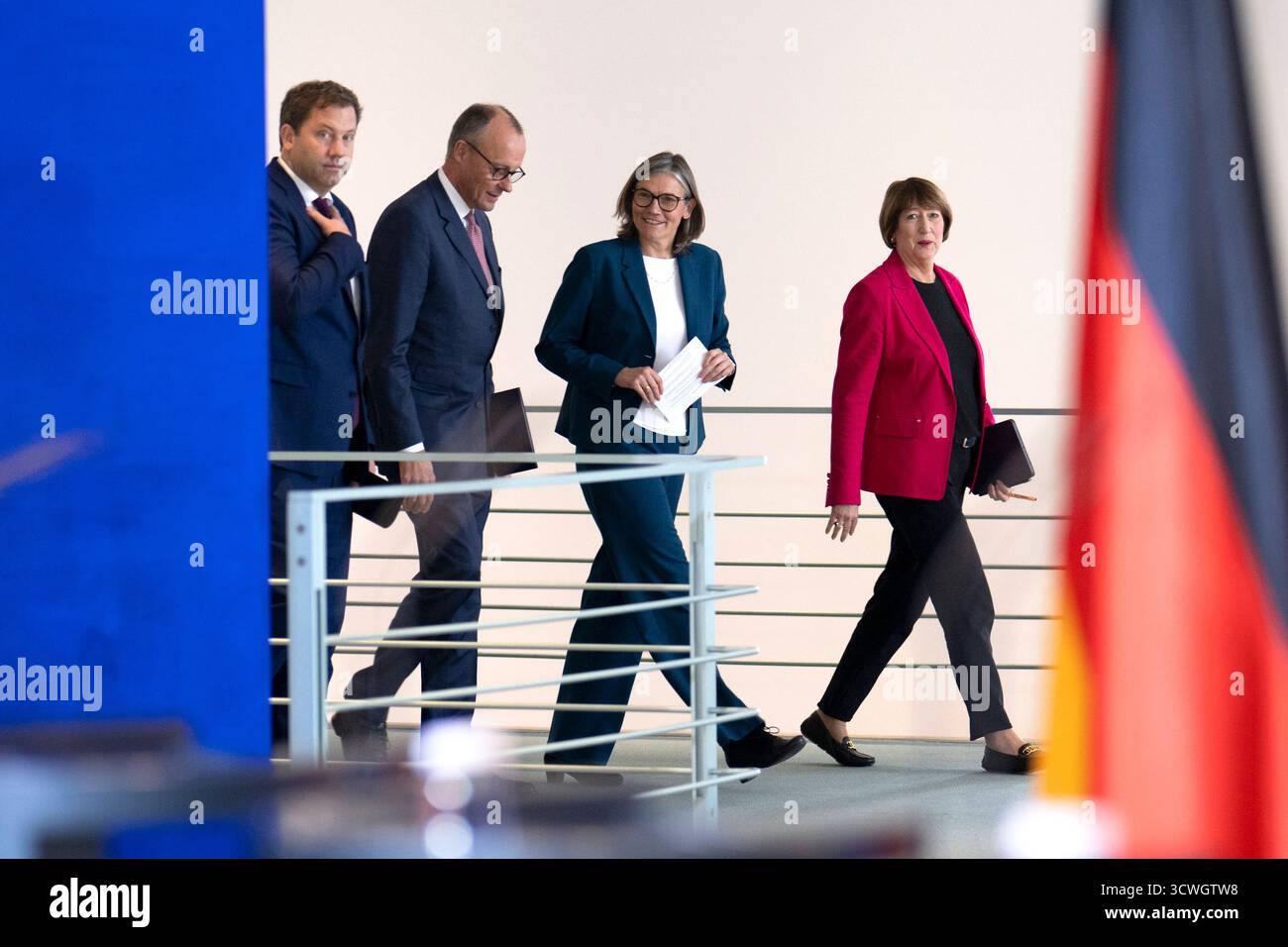 Autogipfel DEU, Deutschland, Allemande, Berlin, 09.10.2025 Lars Klingbeil , Co-Vorsitzender der SPD Vizekanzler und Bundesfinanzminister , Friedrich Merz , Bundeskanzler und Vorsitzender der CDU , Christiane Benner , Vorsitzende der Industriegewerkschaft IG Metall , und Hildegard Müller , Müller Praesidentin vom Verband der Automobilindustrie VDA v.l.n.r. waehrend der Pressekonferenz nach dem sog. Autogipfel zur Zukunft der deutschen Wirtschaft und der Autoindustrie mit Vertretern der Automobilindustrie und Gewerkschaften im Kanzleramt in Berlin Deutschland en: Lars Klingbeil , Co-CH Stockfoto