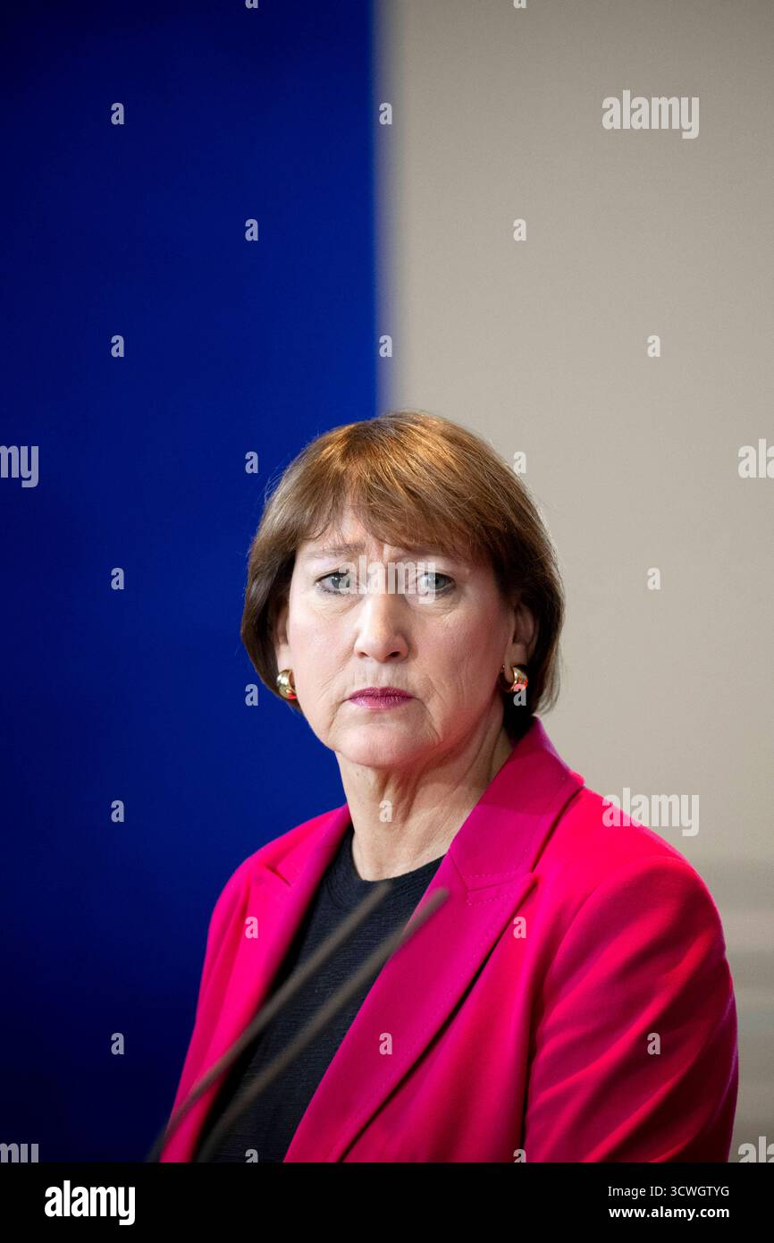 Hildegard Müller - Autogipfel DEU, Deutschland, Allemande, Berlin, 09.10.2025 Hildegard Mueller , Müller Praesidentin vom Verband der Automobilindustrie VDA waehrend der Pressekonferenz nach dem sog. Autogipfel zur Zukunft der deutschen Wirtschaft und der Autoindustrie mit Vertretern der Automobilindustrie und Gewerkschaften im Kanzleramt in Berlin Deutschland en: Hildegard Müller , Präsidentin des Verbandes der Automobilindustrie VDA während der Pressekonferenz nach dem sogenannten Auto Summit zur Zukunft der deutschen Wirtschaft und der Automobilindustrie mit Vertretern der Th Stockfoto