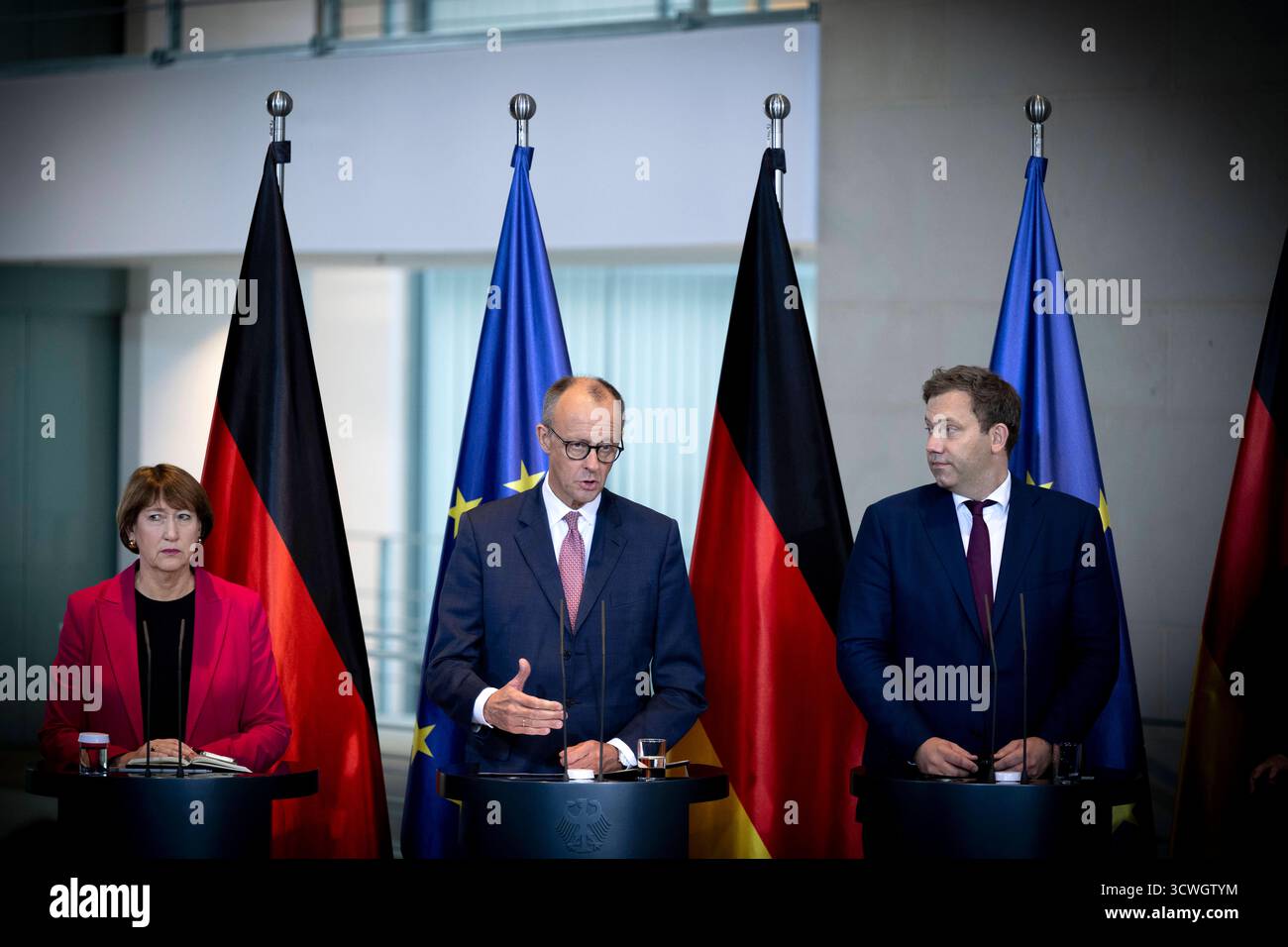 Müller, Merz, Klingbeil - Autogipfel DEU, Deutschland, Deutschland, Allemande, Berlin, 09.10.2025 Hildegard Mueller , Müller Praesidentin vom Verband der Automobilindustrie VDA , Friedrich Merz , Bundeskanzler und Vorsitzender der CDU , und Lars Klingbeil , Co-Vorsitzender der SPD Vizekanzler und Bundesfinanzminister v.l.n.r. waehrend der Pressekonferenz nach dem sog. Autogipfel zur Zukunft der deutschen Wirtschaft und der Autoindustrie mit Vertretern der Automobilindustrie und Gewerkschaften im Kanzleramt in Berlin Deutschland en: Hildegard Müller , Präsidentin des Verbandes der Automotive Stockfoto