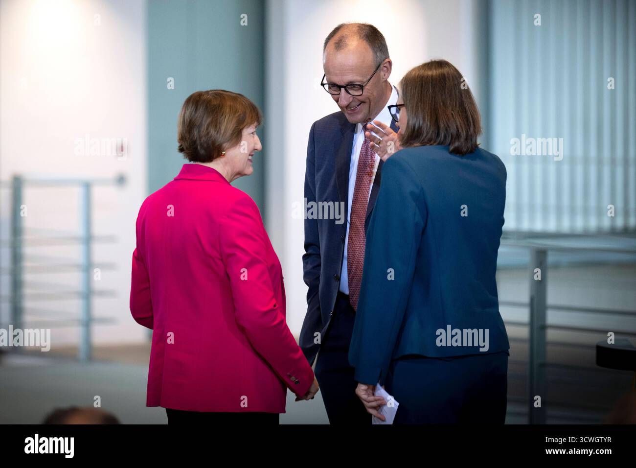 Müller, Merz, Benner - Autogipfel DEU, Deutschland, Allemande, Berlin, 09.10.2025 Hildegard Mueller , Müller Praesidentin vom Verband der Automobilindustrie VDA , Friedrich Merz , Bundeskanzler und Vorsitzende der CDU und Christiane Benner , Vorsitzende der Industriegewerkschaft IG Metall v.l.n.r. waehrend der Pressekonferenz nach dem sog. Autogipfel zur Zukunft der deutschen Wirtschaft und der Autoindustrie mit Vertretern der Automobilindustrie und Gewerkschaften im Kanzleramt in Berlin Deutschland en: Hildegard Mueller , Präsidentin des VDA Stockfoto