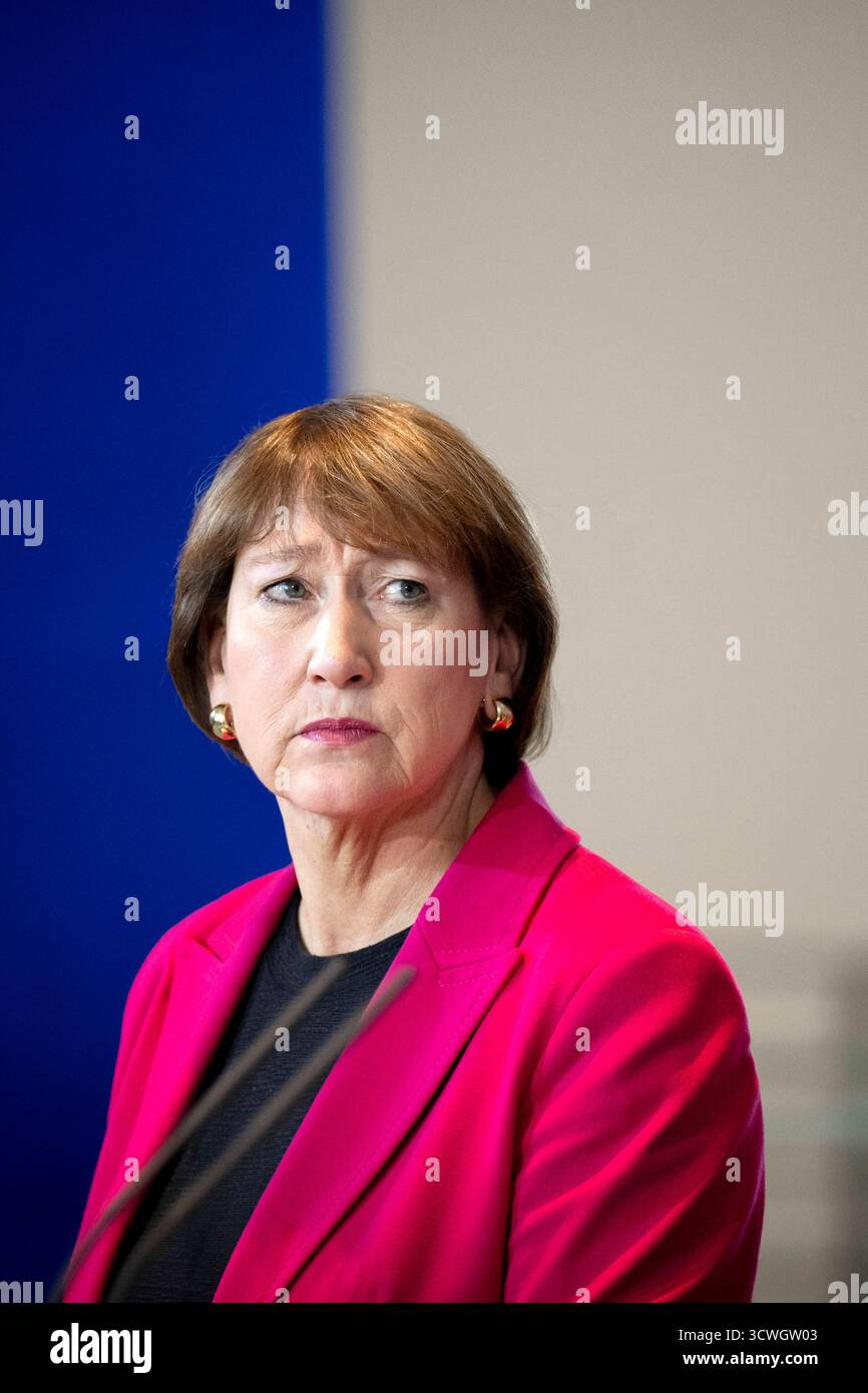 Hildegard Müller - Autogipfel DEU, Deutschland, Allemande, Berlin, 09.10.2025 Hildegard Mueller , Müller Praesidentin vom Verband der Automobilindustrie VDA waehrend der Pressekonferenz nach dem sog. Autogipfel zur Zukunft der deutschen Wirtschaft und der Autoindustrie mit Vertretern der Automobilindustrie und Gewerkschaften im Kanzleramt in Berlin Deutschland en: Hildegard Müller , Präsidentin des Verbandes der Automobilindustrie VDA während der Pressekonferenz nach dem sogenannten Auto Summit zur Zukunft der deutschen Wirtschaft und der Automobilindustrie mit Vertretern der Th Stockfoto
